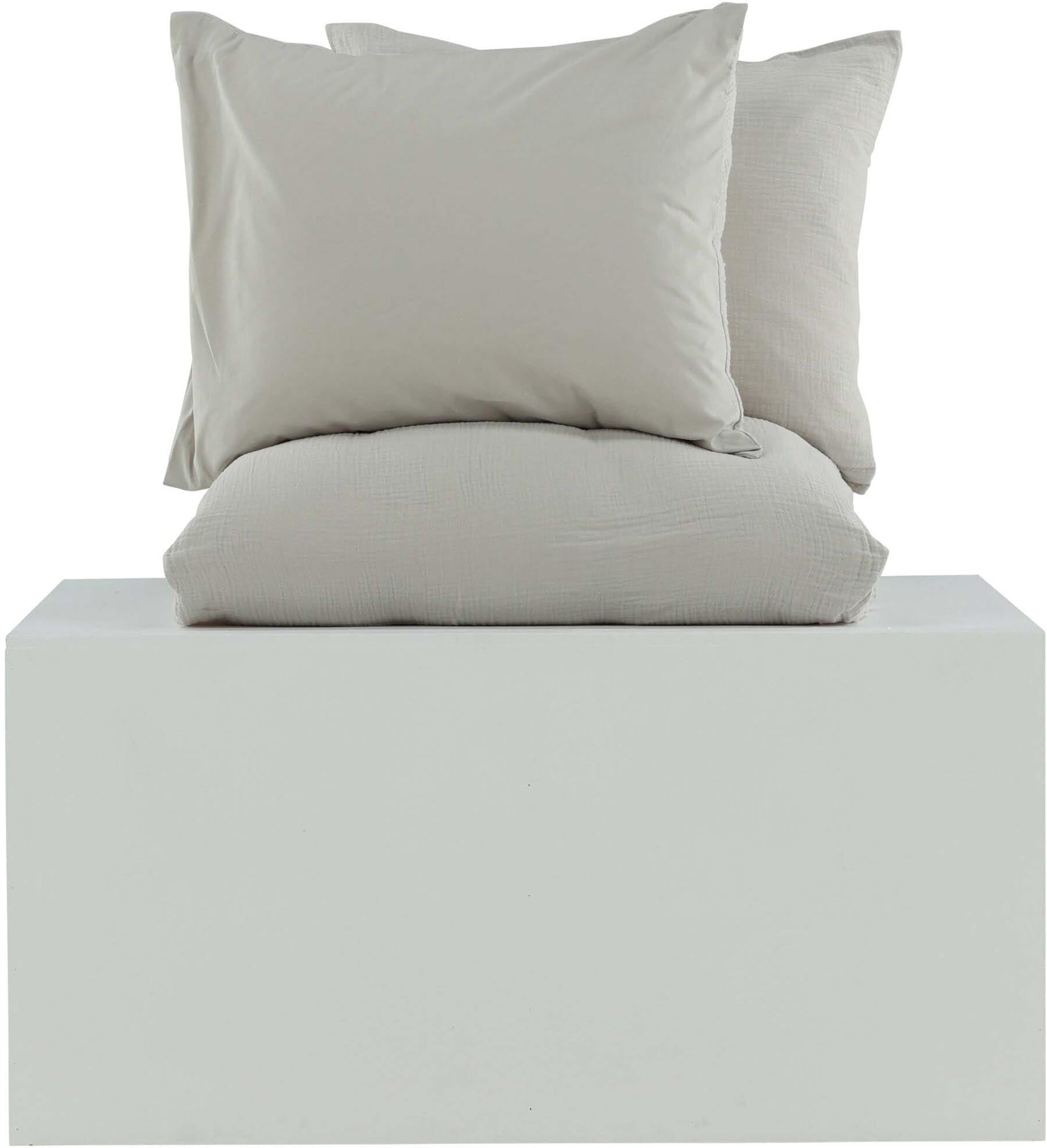 Mila Bettgarnitur in Hellgrau präsentiert im Onlineshop von KAQTU Design AG. Bettwäsche ist von Venture Home