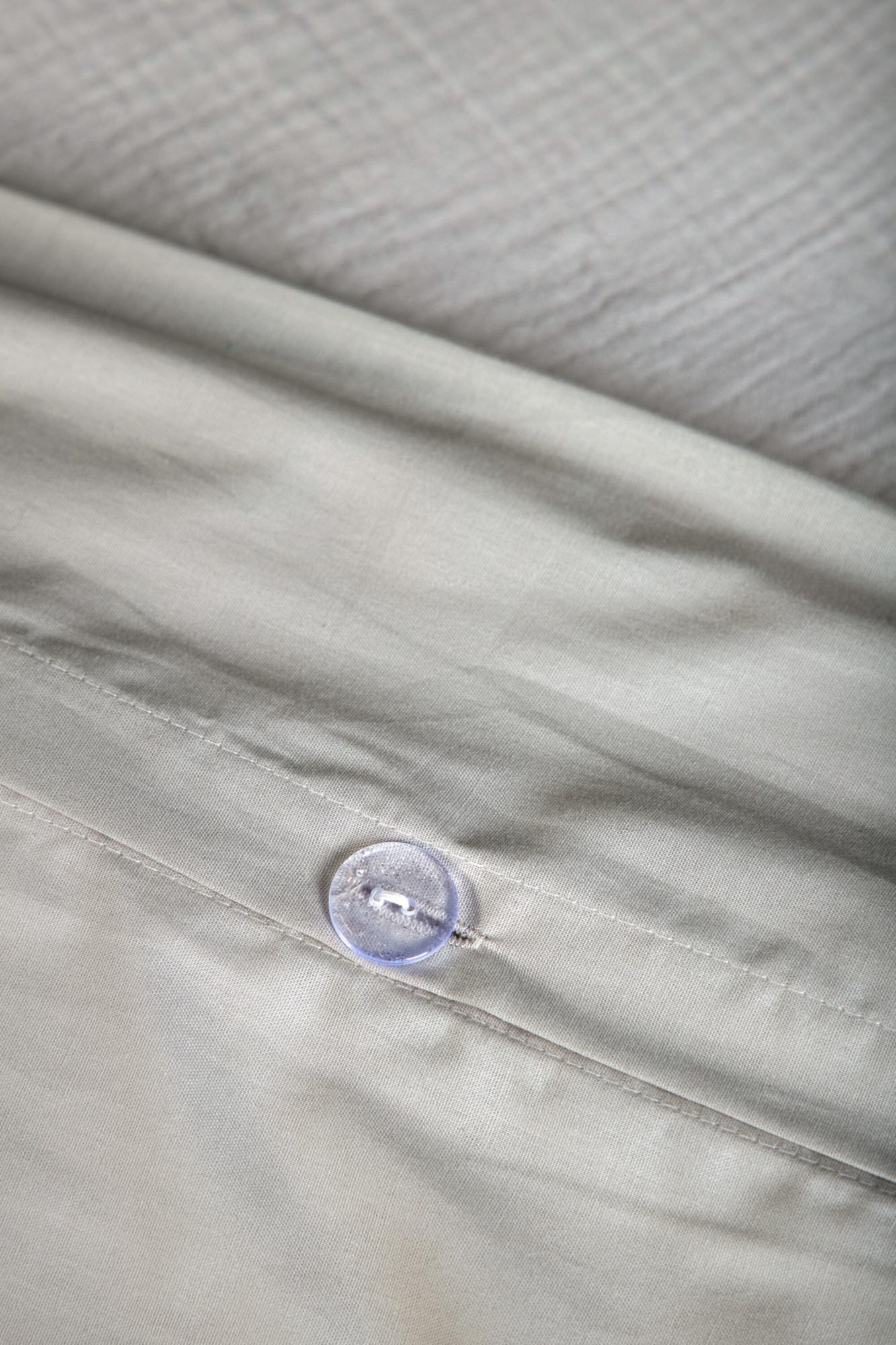Mila Bettgarnitur in Hellgrau präsentiert im Onlineshop von KAQTU Design AG. Bettwäsche ist von Venture Home