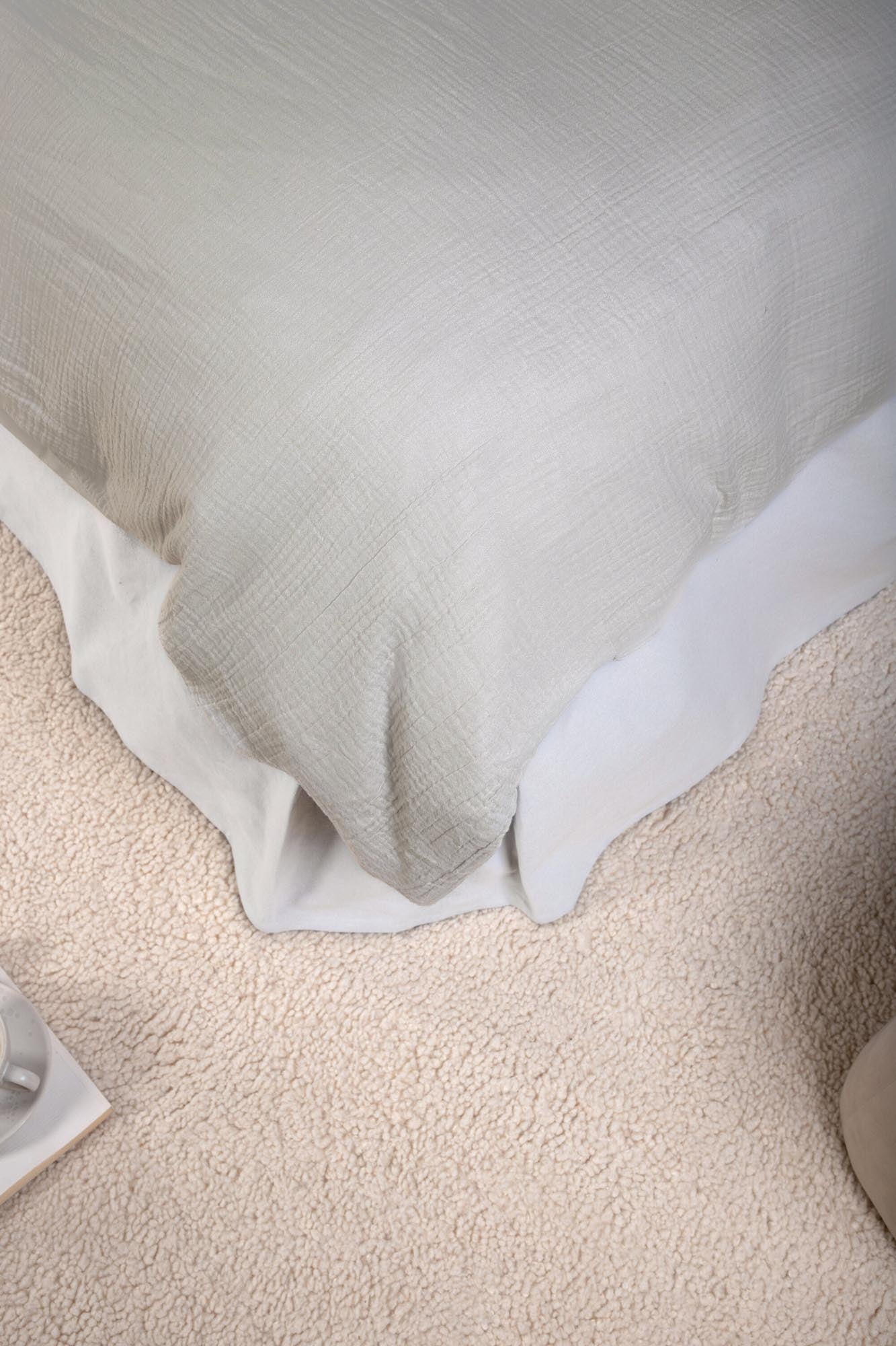 Mila Bettgarnitur in Hellgrau präsentiert im Onlineshop von KAQTU Design AG. Bettwäsche ist von Venture Home