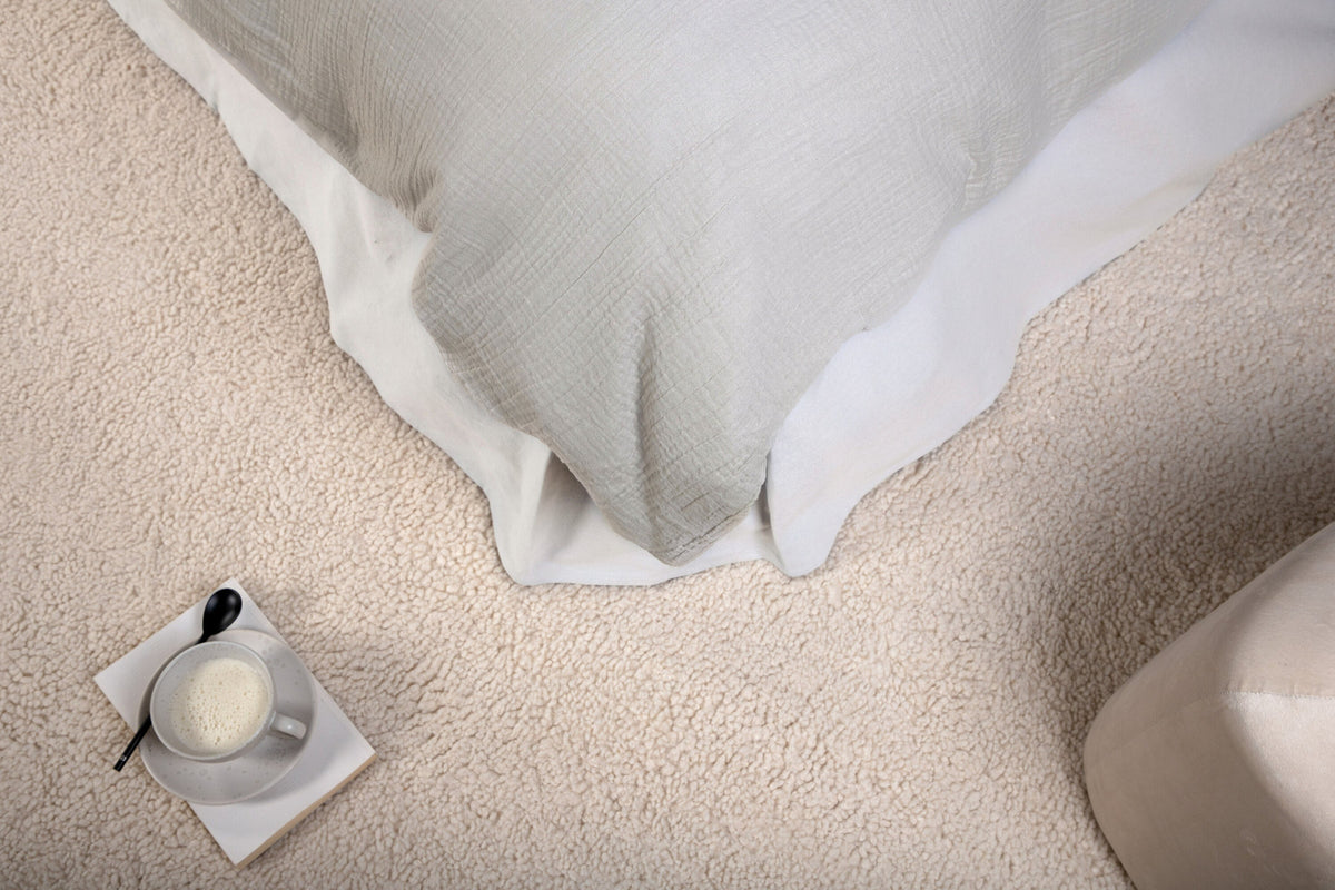 Mila Bettgarnitur in Hellgrau präsentiert im Onlineshop von KAQTU Design AG. Bettwäsche ist von Venture Home