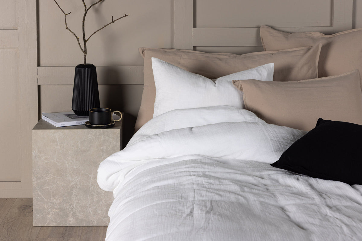 Mila Bettgarnitur Kombo in Weiss präsentiert im Onlineshop von KAQTU Design AG. Bettwäsche ist von Venture Home