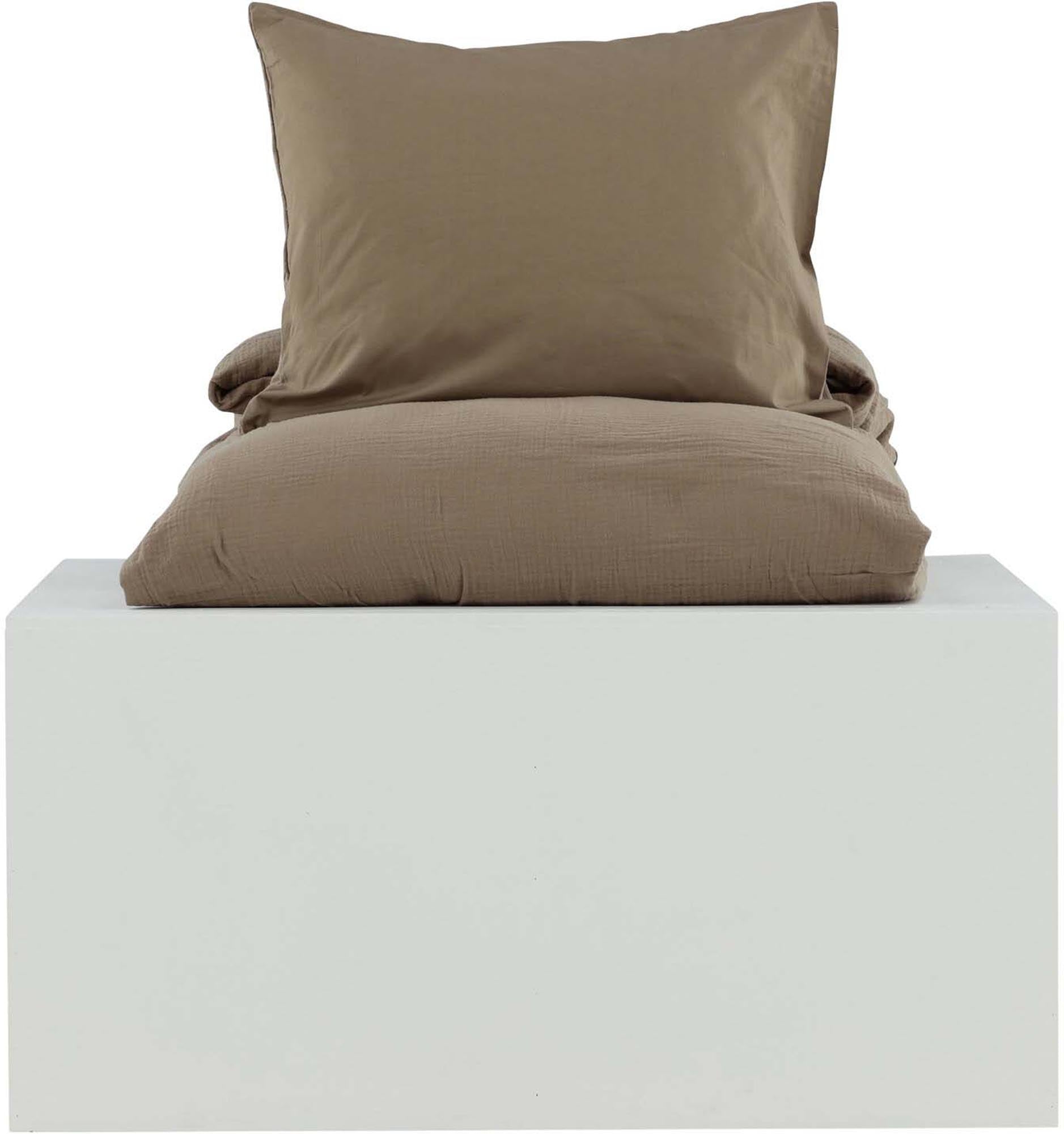 Mila Bettgarnitur in Braun präsentiert im Onlineshop von KAQTU Design AG. Bettwäsche ist von Venture Home