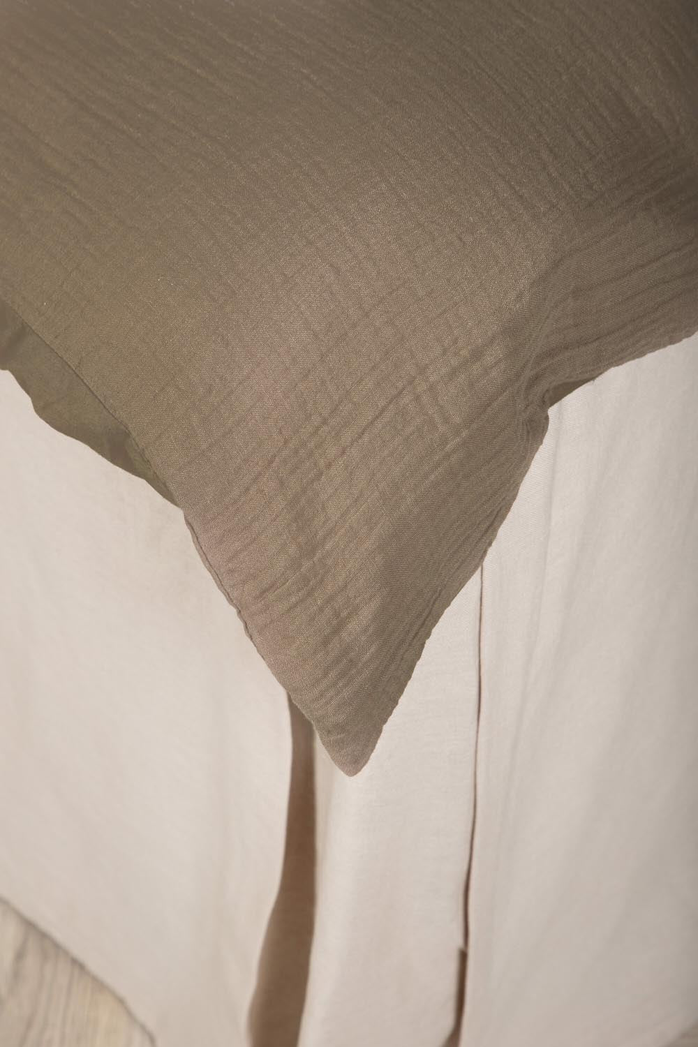Mila Bettgarnitur in Braun präsentiert im Onlineshop von KAQTU Design AG. Bettwäsche ist von Venture Home