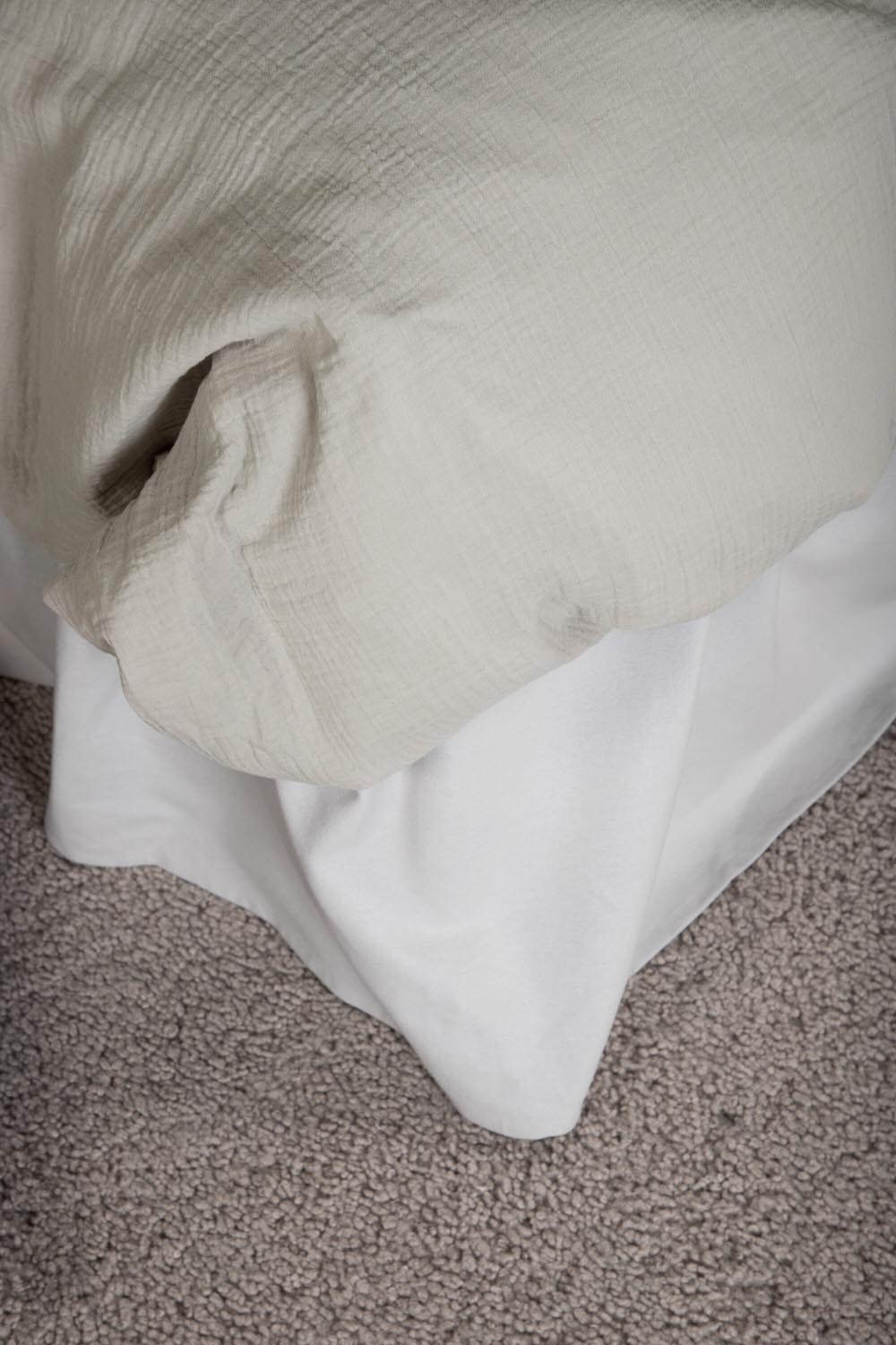 Mila Bettgarnitur in Hellgrau präsentiert im Onlineshop von KAQTU Design AG. Bettwäsche ist von Venture Home