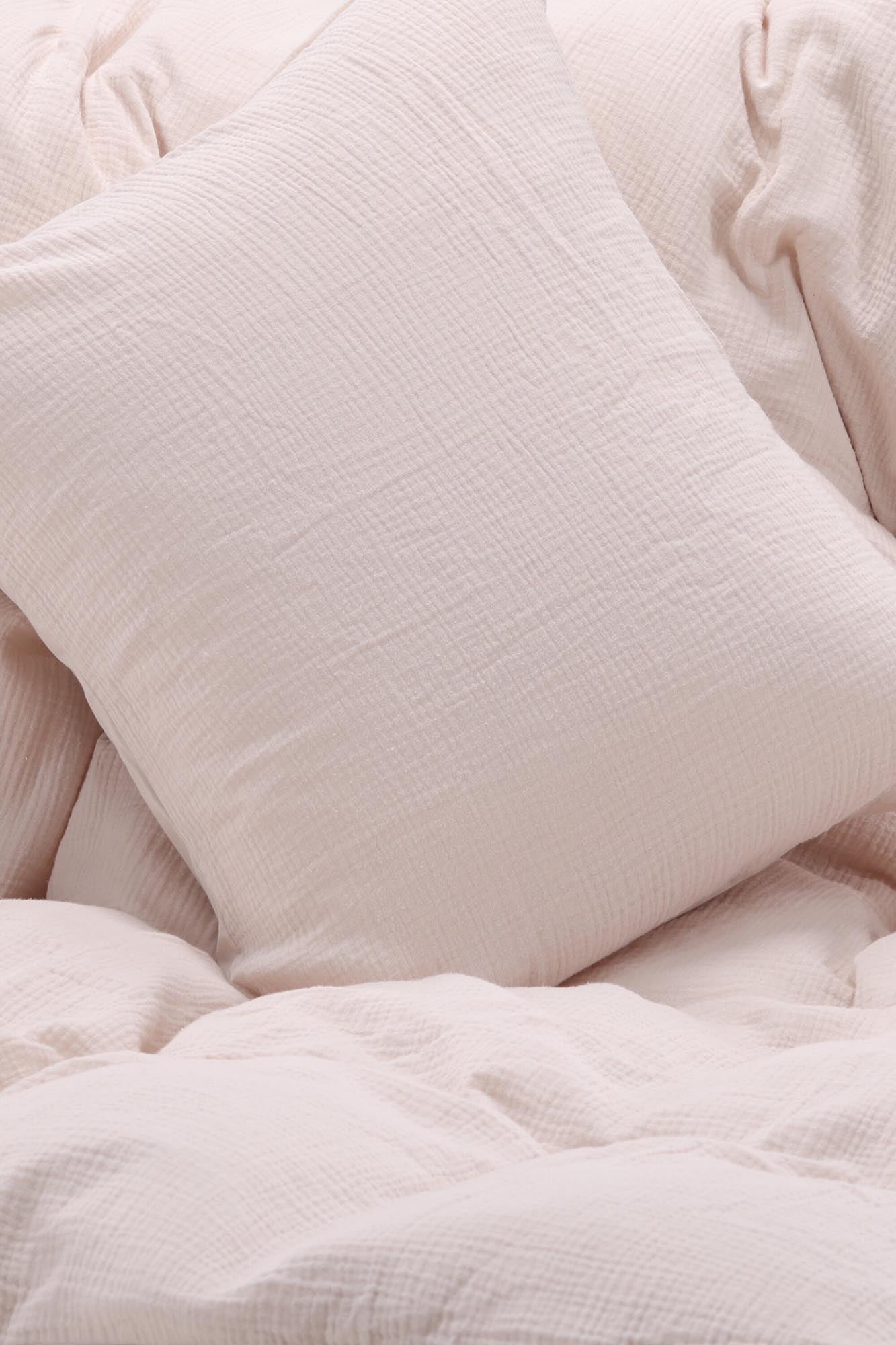 Erleben Sie mit der Mila Bettgarnitur Kombo von Venture Home luxuriösen Schlafkomfort und zeitloses Design in Ihrem Schlafzimmer.