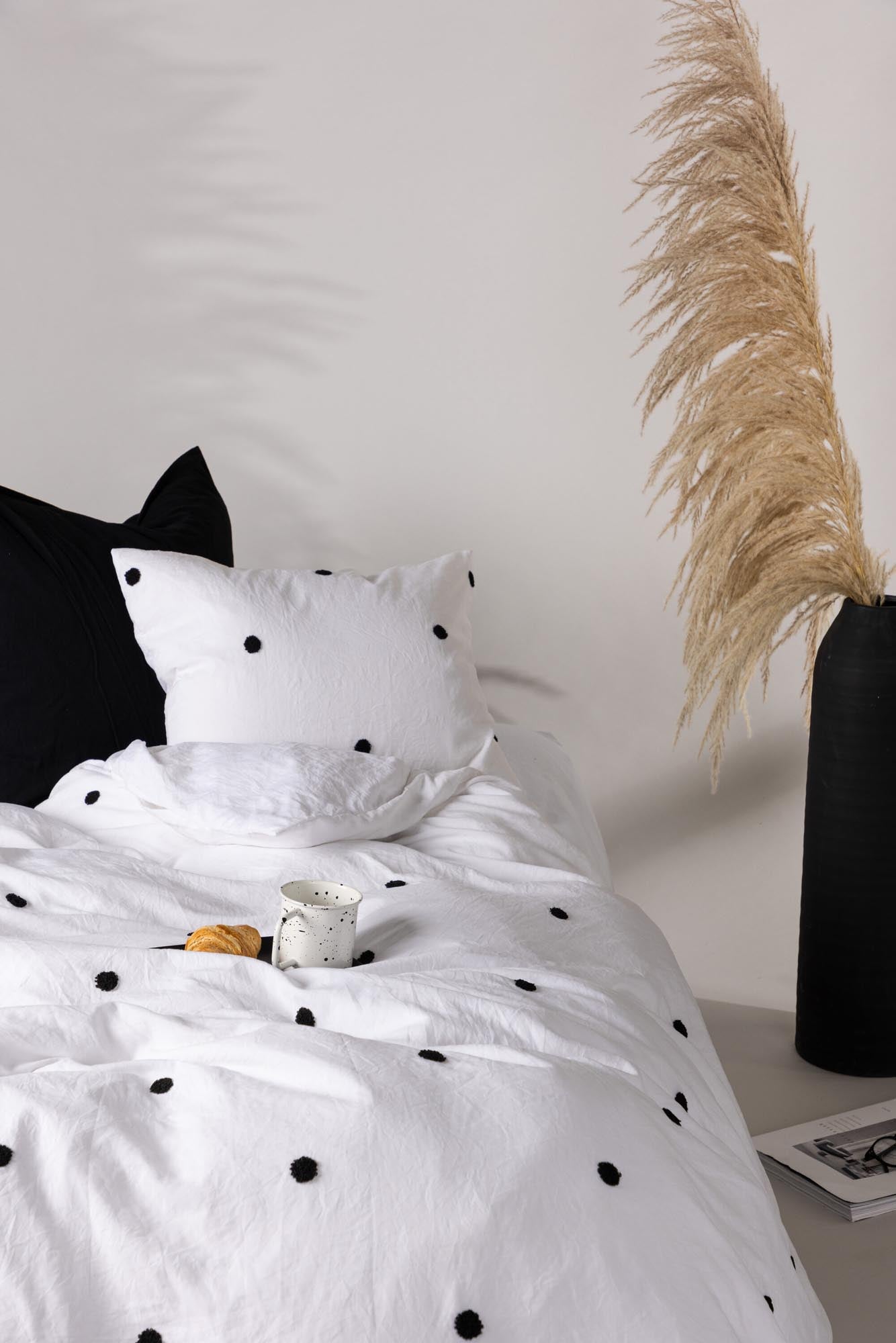 Loke Bettgarnitur in Weiss präsentiert im Onlineshop von KAQTU Design AG. Bettwäsche ist von Venture Home