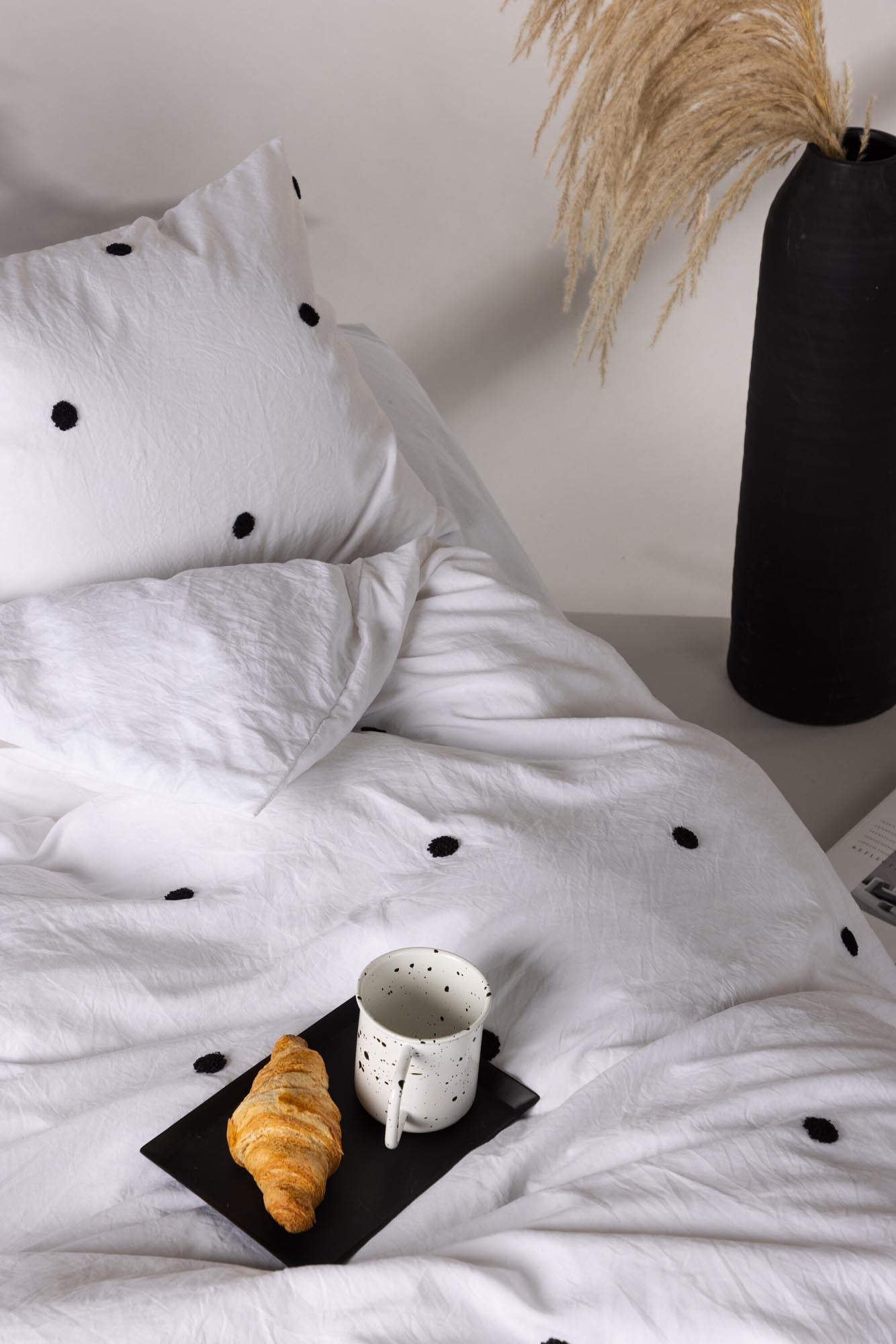 Loke Bettgarnitur in Weiss präsentiert im Onlineshop von KAQTU Design AG. Bettwäsche ist von Venture Home