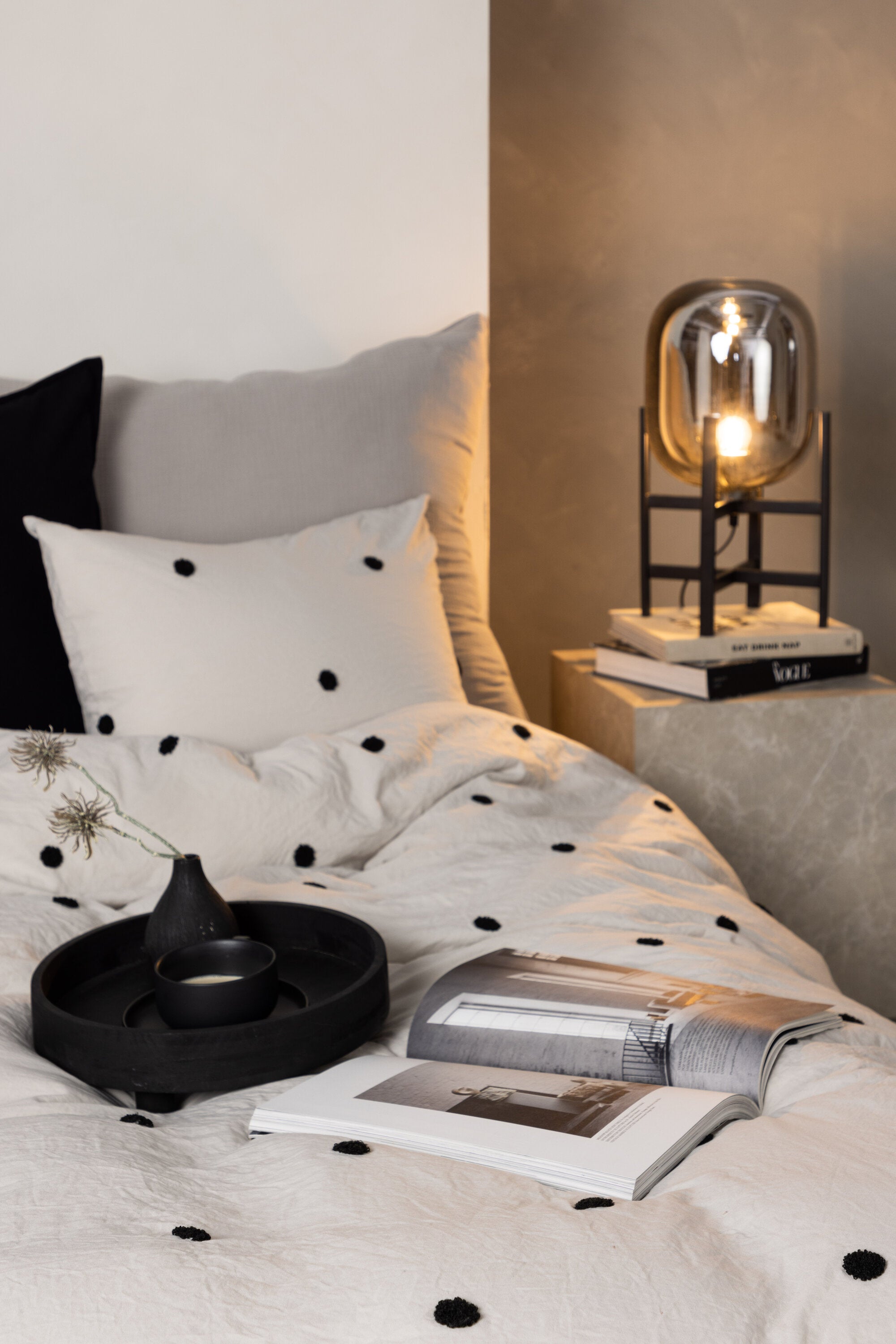 Loke Bettgarnitur in Hellgrau präsentiert im Onlineshop von KAQTU Design AG. Bettwäsche ist von Venture Home