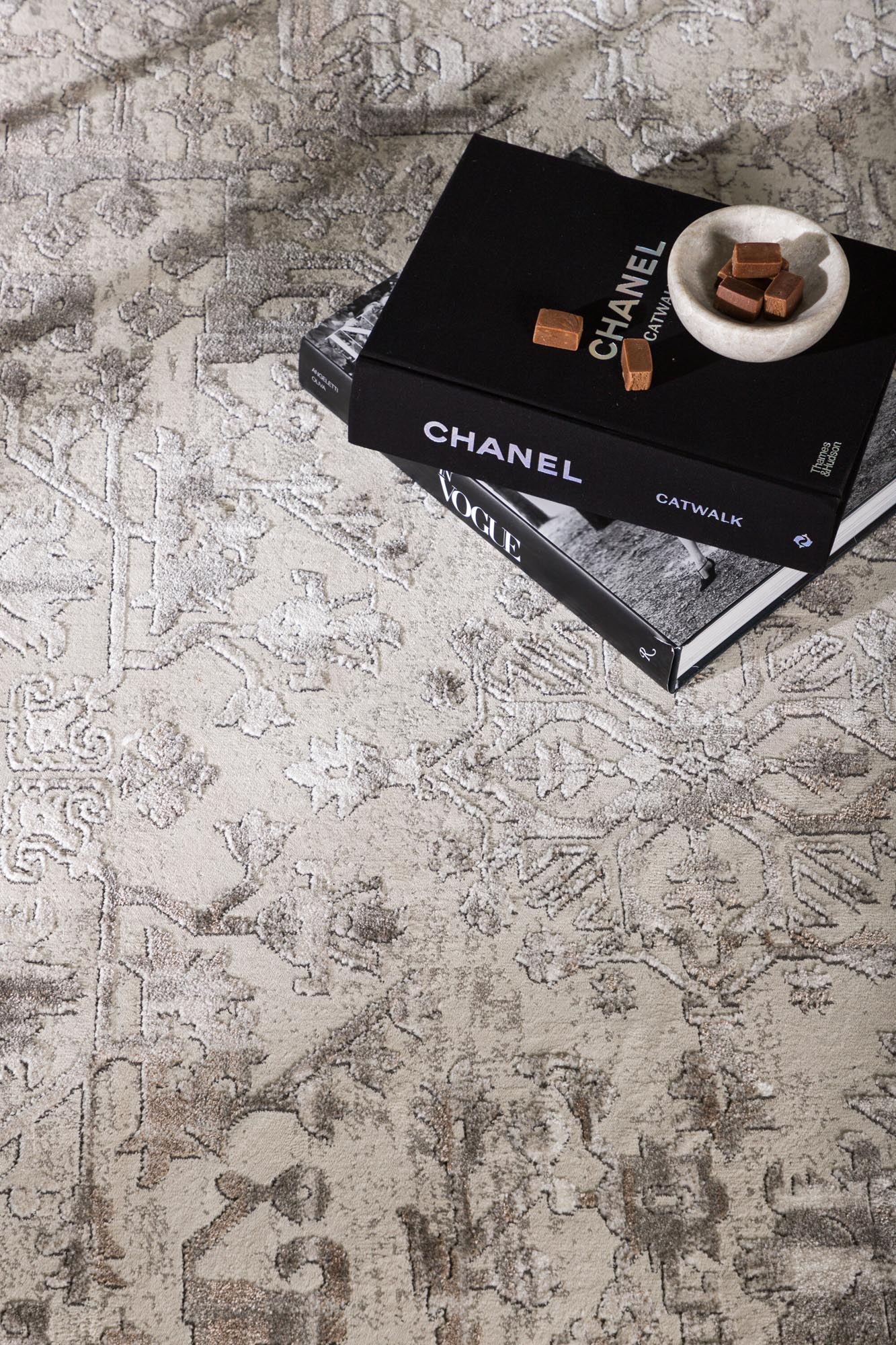 Cleo Teppich in Silber präsentiert im Onlineshop von KAQTU Design AG. Teppich ist von Venture Home