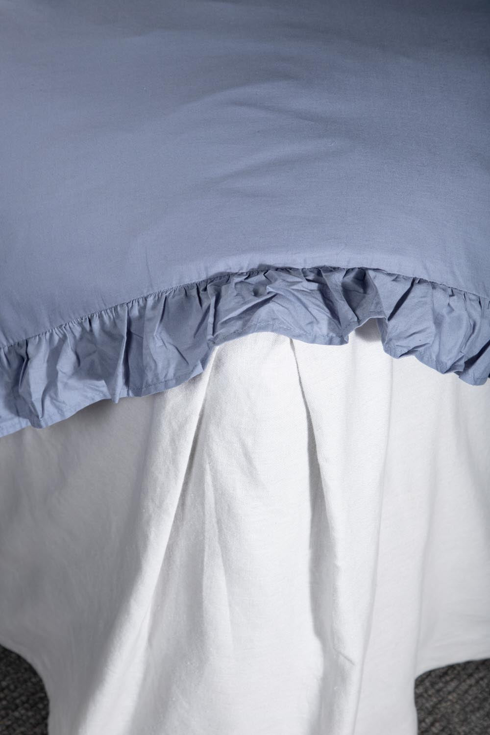 Levi Bettgarnitur in Blau präsentiert im Onlineshop von KAQTU Design AG. Bettwäsche ist von Venture Home