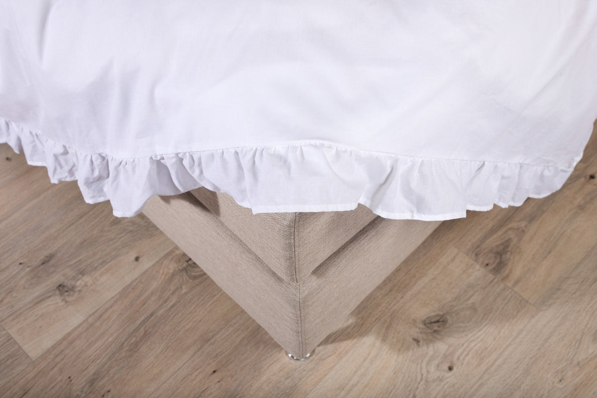 Levi Bettgarnitur von Venture Home in Sand aus 100 % Baumwolle, Bettbezug mit dekorativer Rüsche und zwei passenden Kissenbezügen.