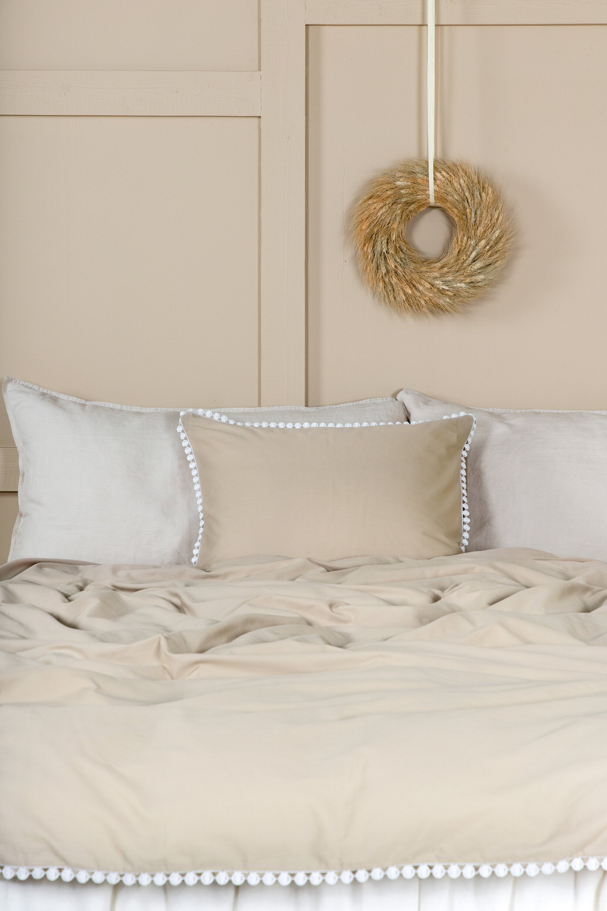Livia Bettgarnitur in Beige präsentiert im Onlineshop von KAQTU Design AG. Bettwäsche ist von Venture Home