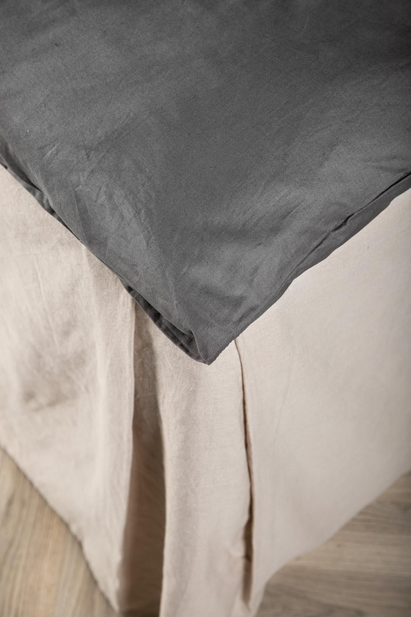 Erleben Sie das Joar Bettwäsche Set von Venture Home: Elegante Sandfarbe, atmungsaktive Baumwolle, pflegeleicht und perfekt für Ihr Schlafzimmer.