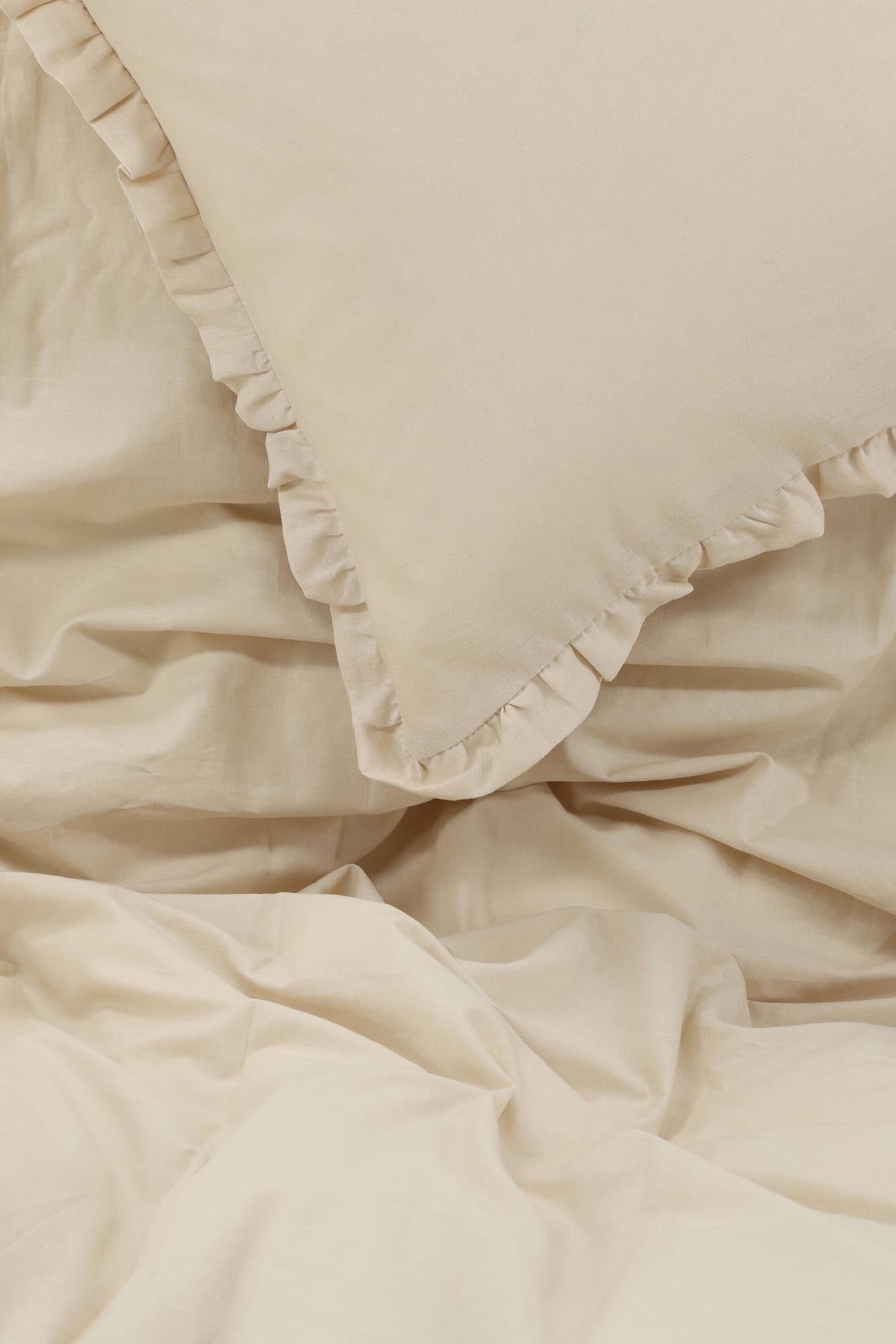 Entdecken Sie die stilvolle Lias Bettgarnitur von Venture Home: Hochwertiger Leinen-Baumwoll-Mix, atmungsaktiv und pflegeleicht für perfekten Schlafkomfort.