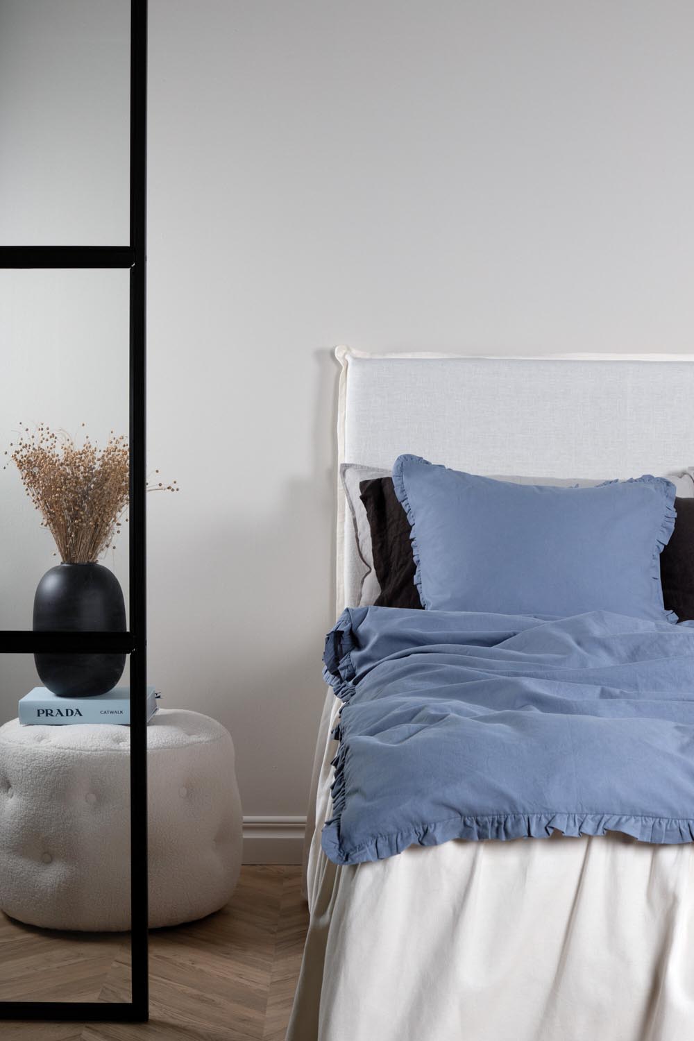 Lias Bettgarnitur in Blau präsentiert im Onlineshop von KAQTU Design AG. Bettwäsche ist von Venture Home