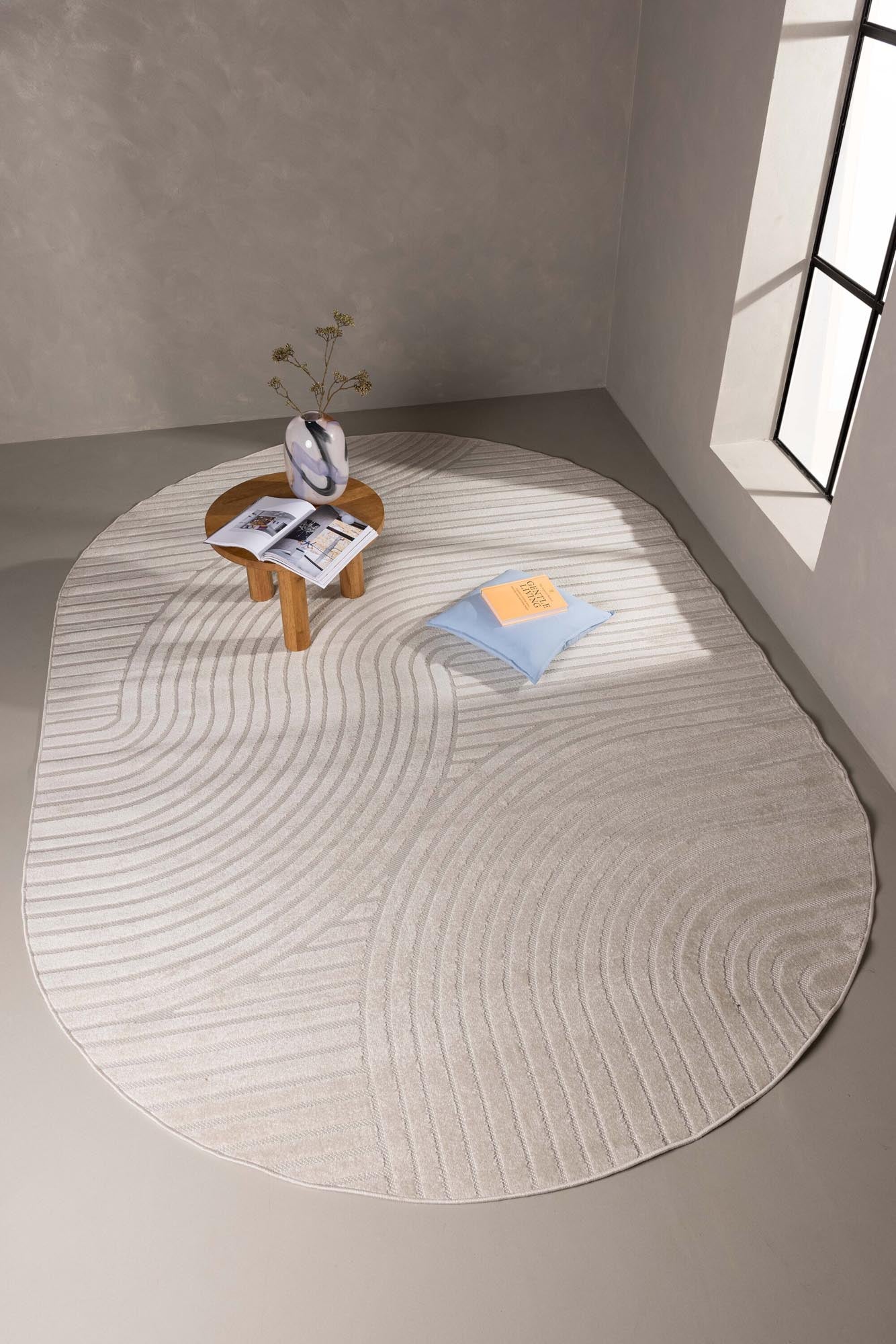 Entdecken Sie den ovalen Vince Teppich von Venture Home – strapazierfähig, pflegeleicht und mit modernem, abstraktem Muster für jeden Raum.