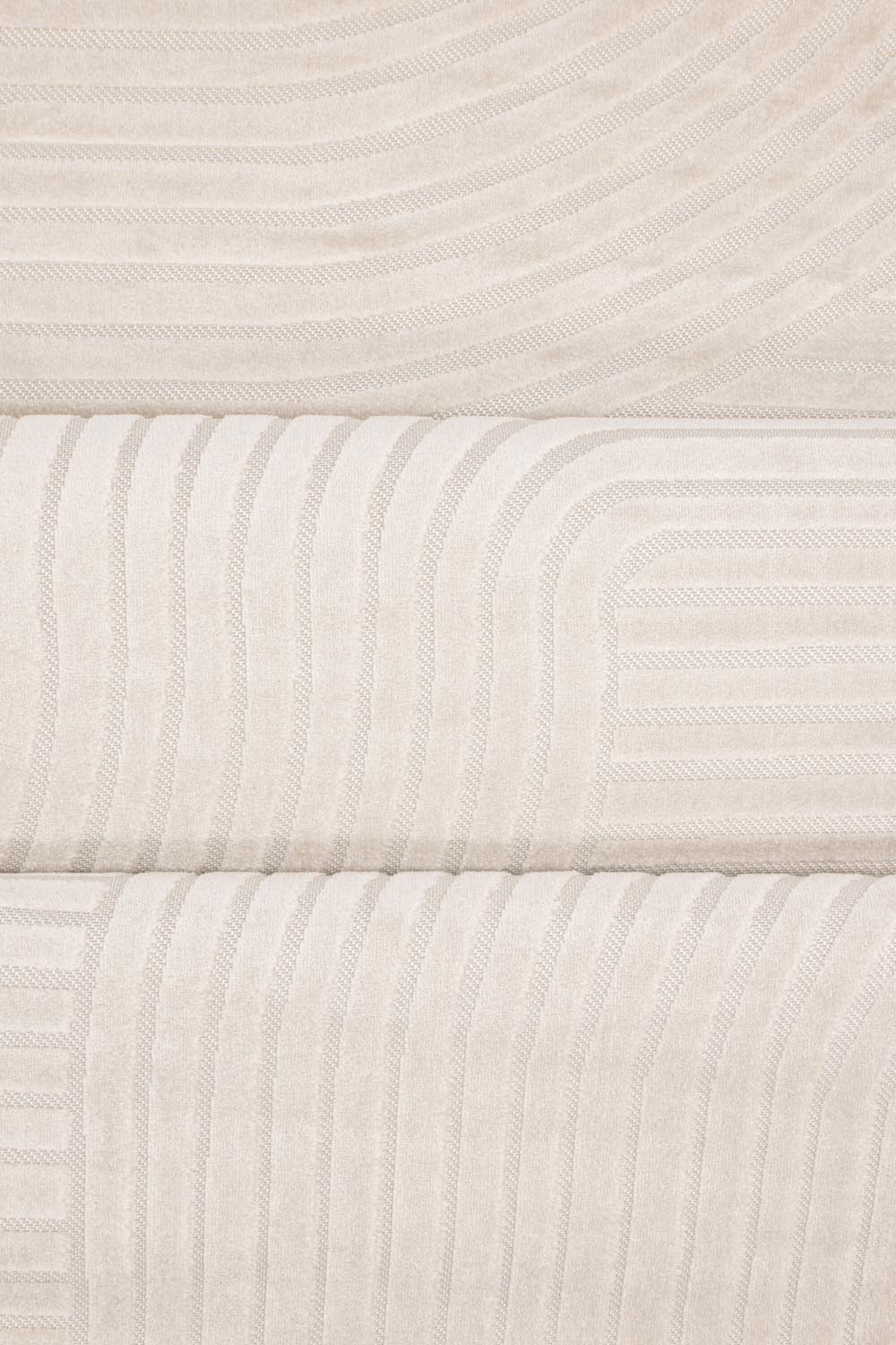 Vince Teppich Oval in Weiss präsentiert im Onlineshop von KAQTU Design AG. Teppich ist von Venture Home