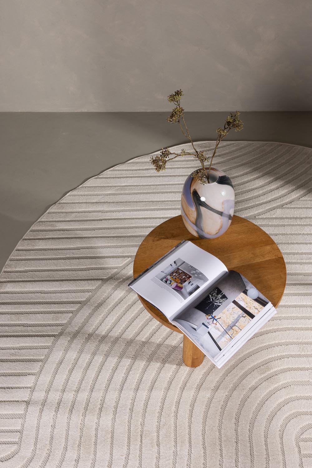 Vince Teppich Oval in Weiss präsentiert im Onlineshop von KAQTU Design AG. Teppich ist von Venture Home