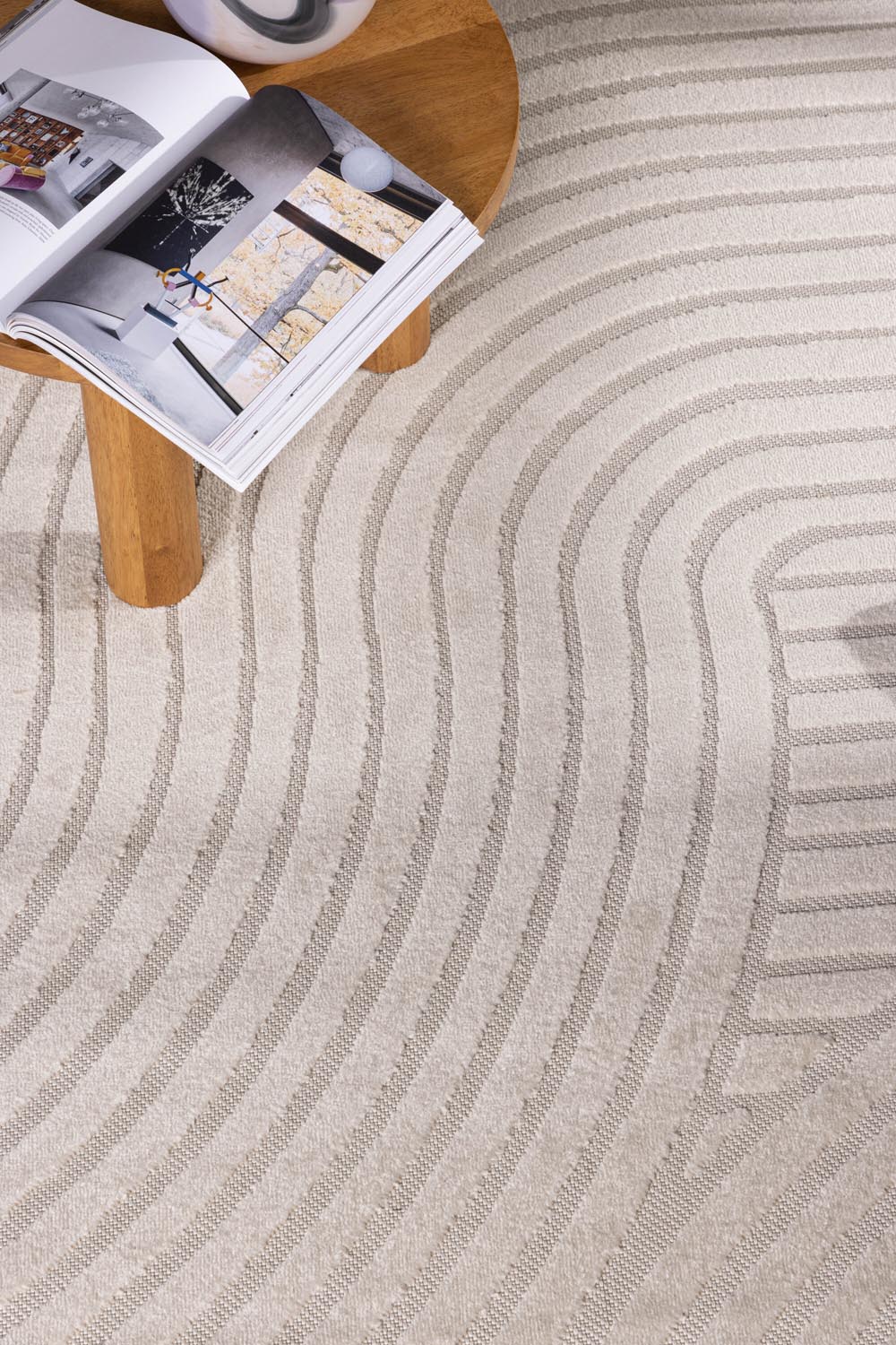 Vince Teppich Oval in Weiss präsentiert im Onlineshop von KAQTU Design AG. Teppich ist von Venture Home