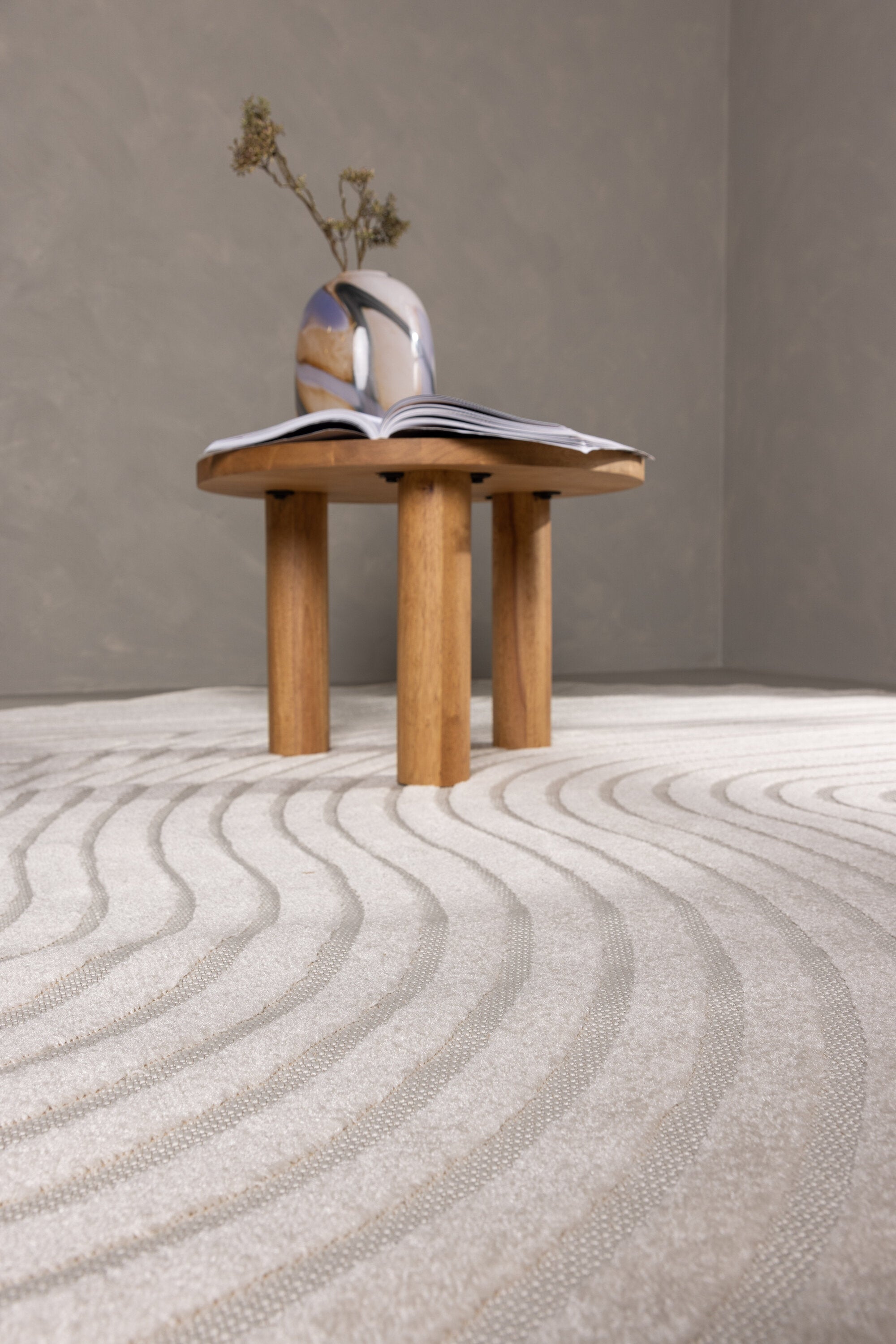 Vince Teppich Oval in Weiss präsentiert im Onlineshop von KAQTU Design AG. Teppich ist von Venture Home