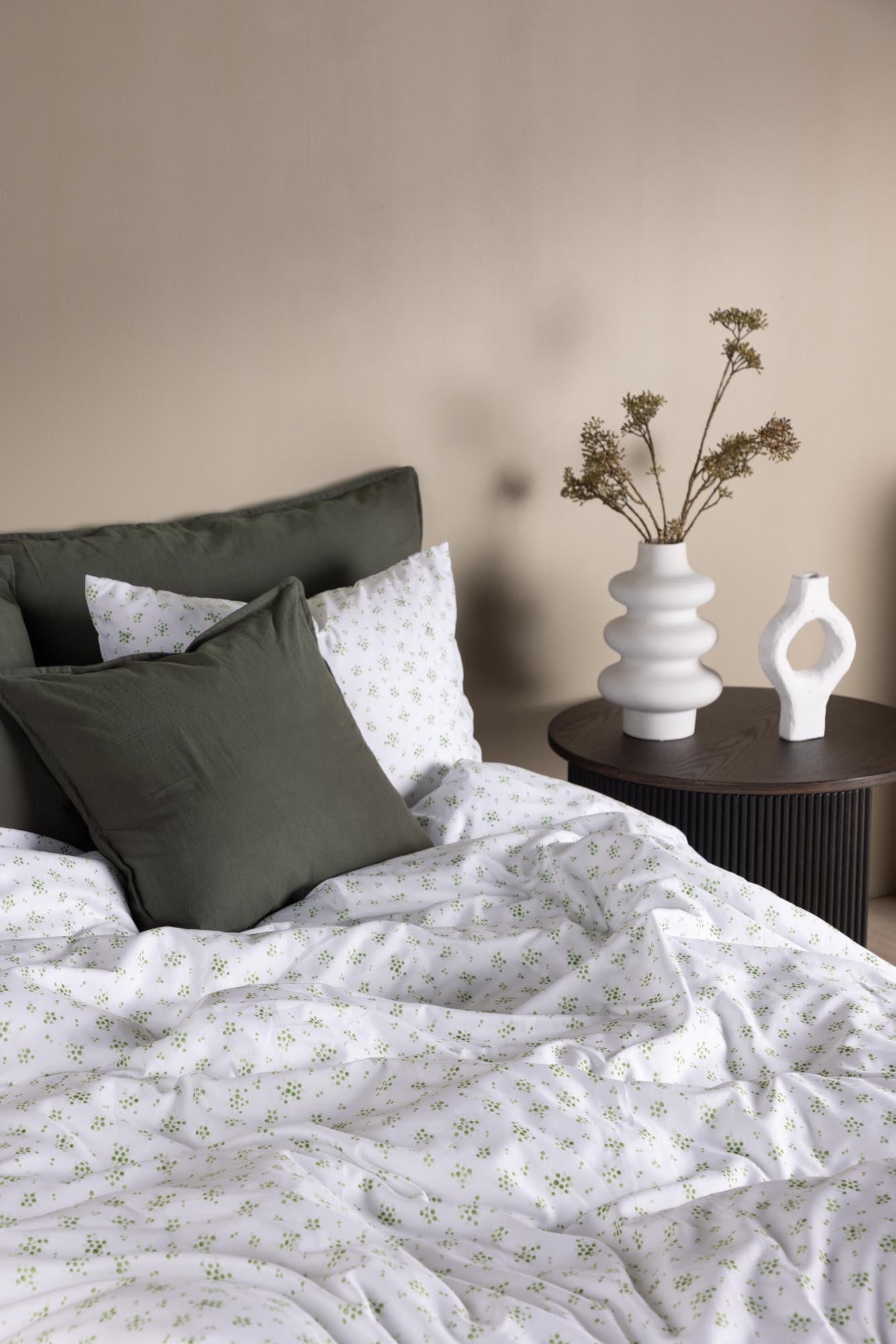 Verleihen Sie Ihrem Schlafzimmer mit der Eva Bettgarnitur von Venture Home einen frischen Look. Hochwertige, atmungsaktive Bettwäsche für besten Schlafkomfort.