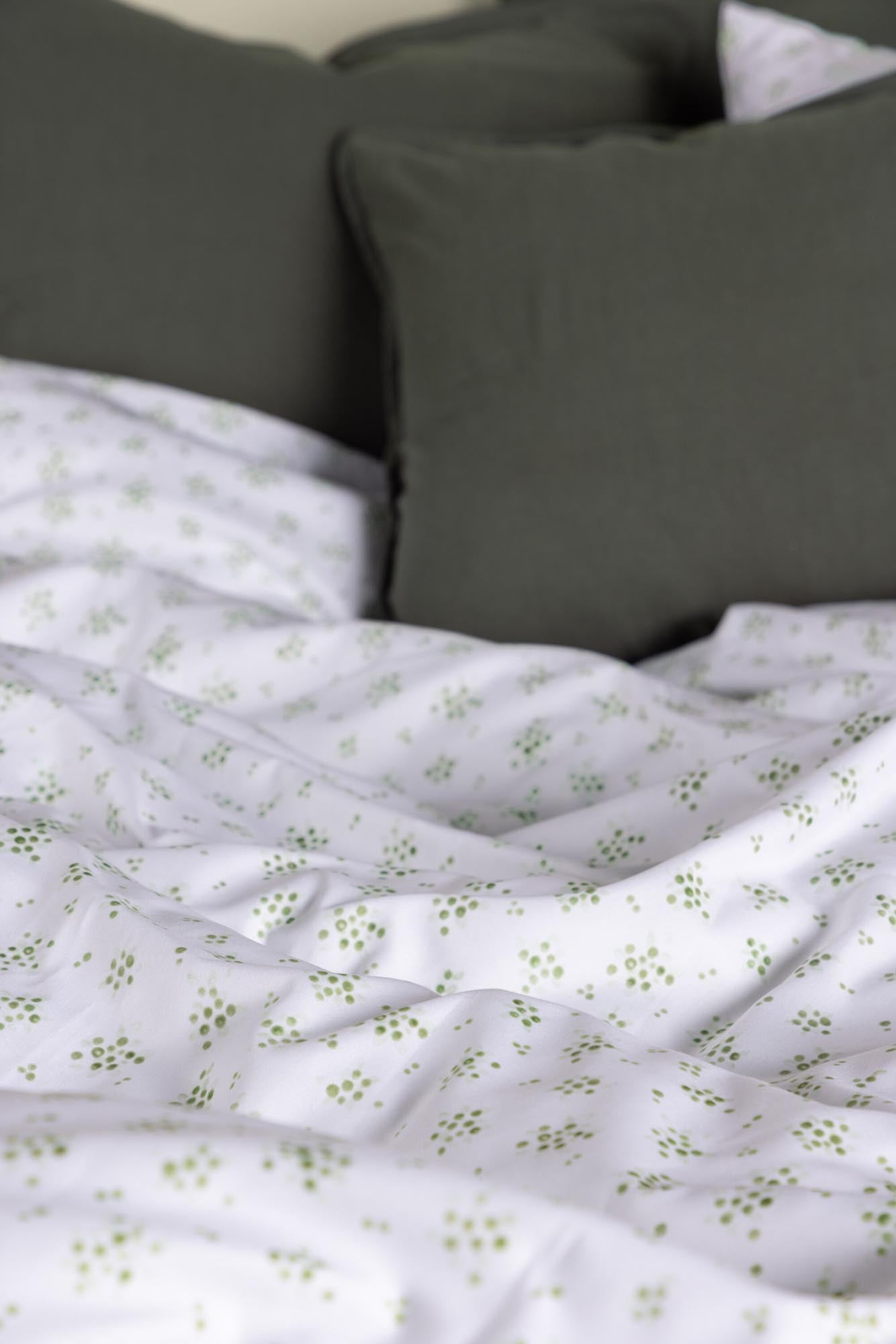 Gestalten Sie Ihr Schlafzimmer stilvoll mit der Eva Bettgarnitur von Venture Home. Pflegeleichte, florale Bettwäsche für erholsame Nächte.