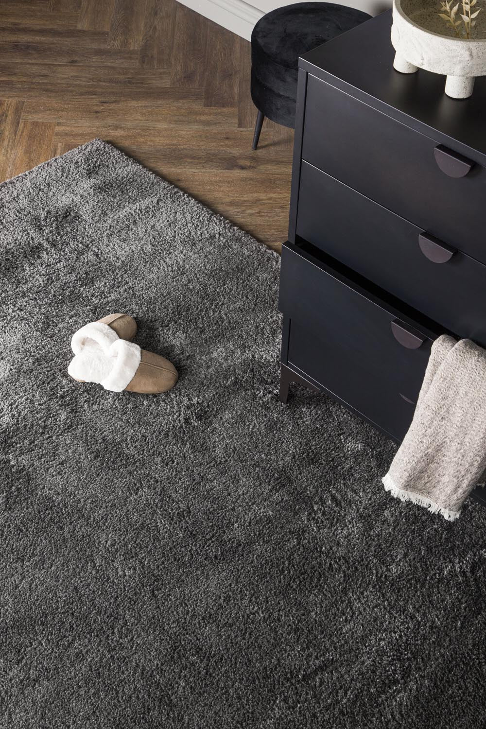 Walter Pluto Teppich Rechteckig in Dunkelgrau präsentiert im Onlineshop von KAQTU Design AG. Teppich ist von Venture Home