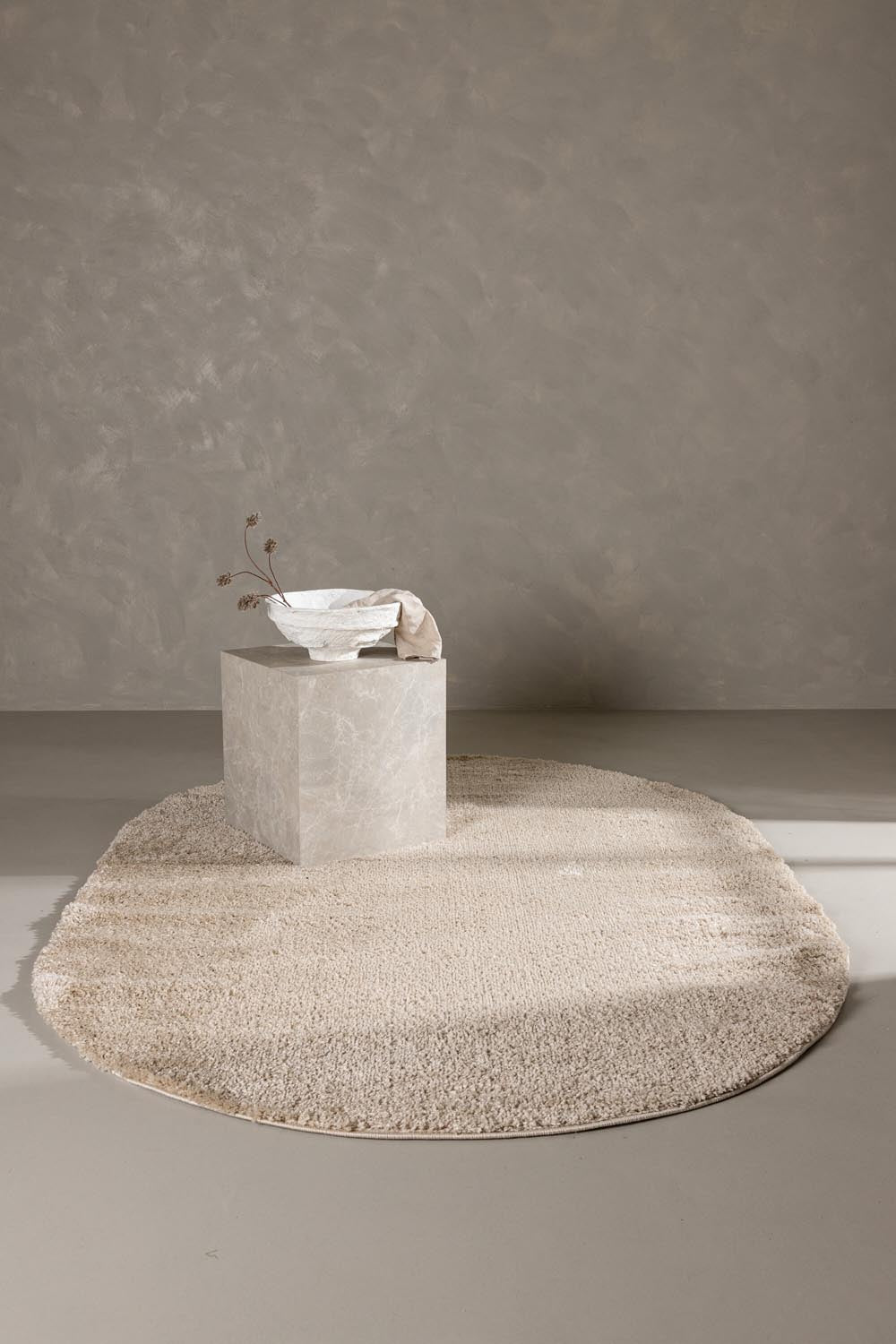 Walter Pluto Teppich Oval in Beige präsentiert im Onlineshop von KAQTU Design AG. Teppich ist von Venture Home