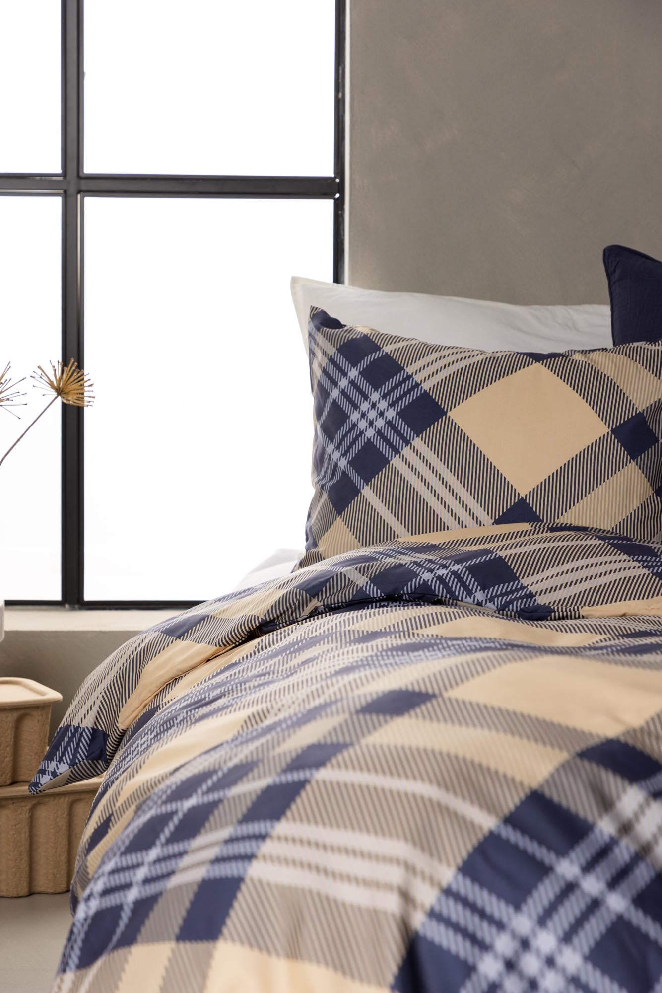 Erleben Sie mit der Aurora Bettgarnitur von Venture Home stilvollen Schlafkomfort. Hochwertige, atmungsaktive Polyester-Bettwäsche im eleganten Design.