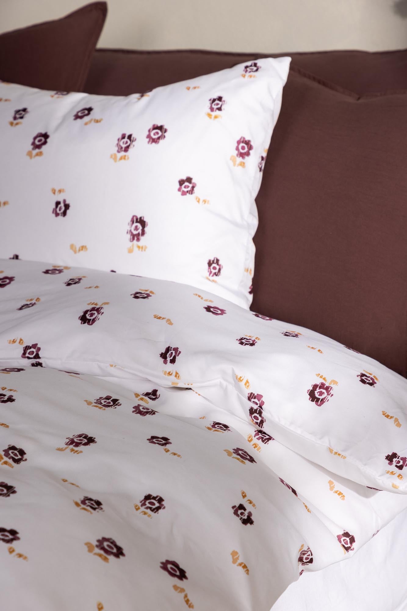 Stilvolle Oline Bettgarnitur von Venture Home: Hochwertige Materialien, fröhliche Blumenmuster und pflegeleicht für Ihr Schlafzimmer.