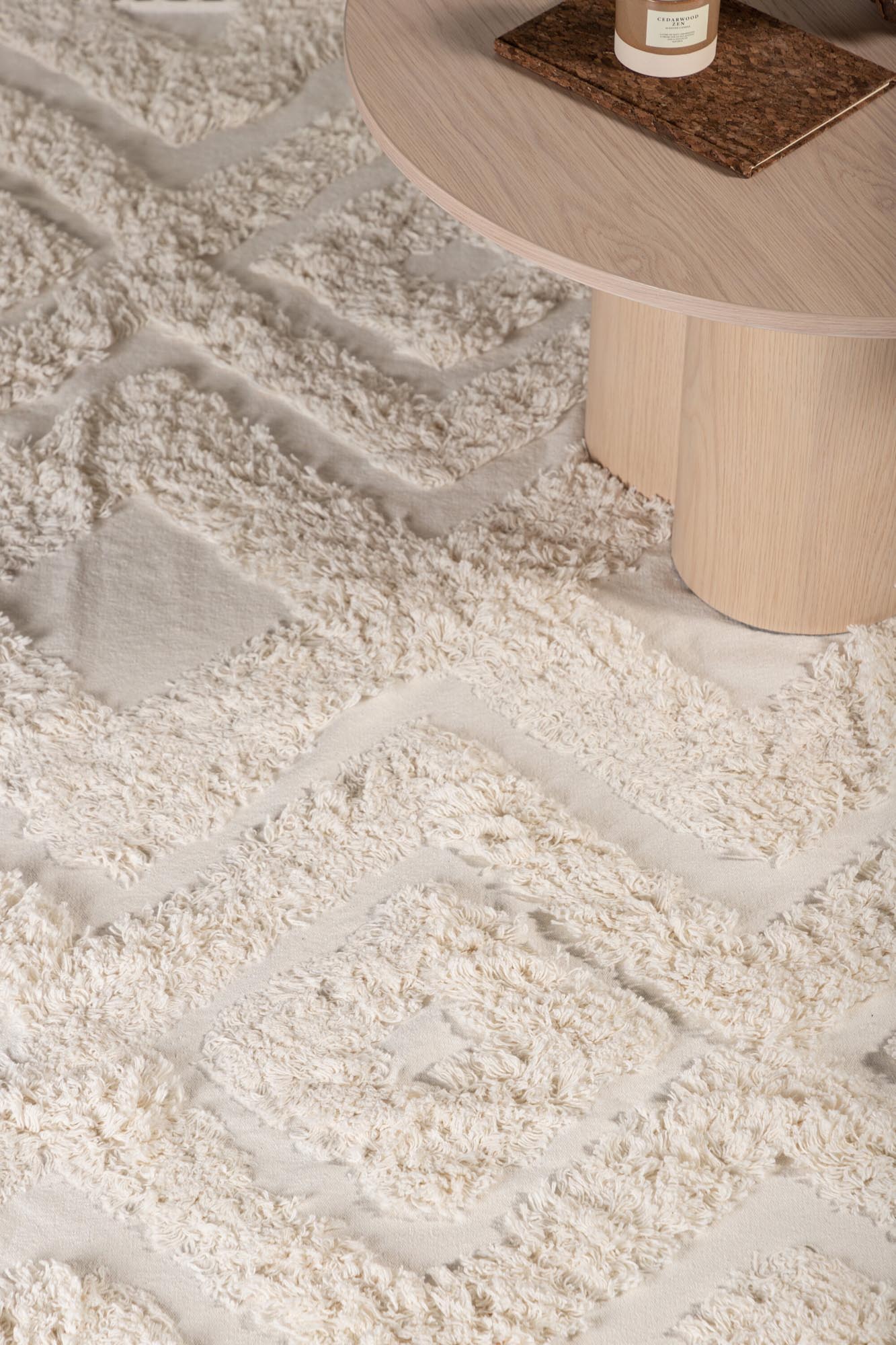 Hilma Teppich in Weiss präsentiert im Onlineshop von KAQTU Design AG. Teppich ist von Venture Home