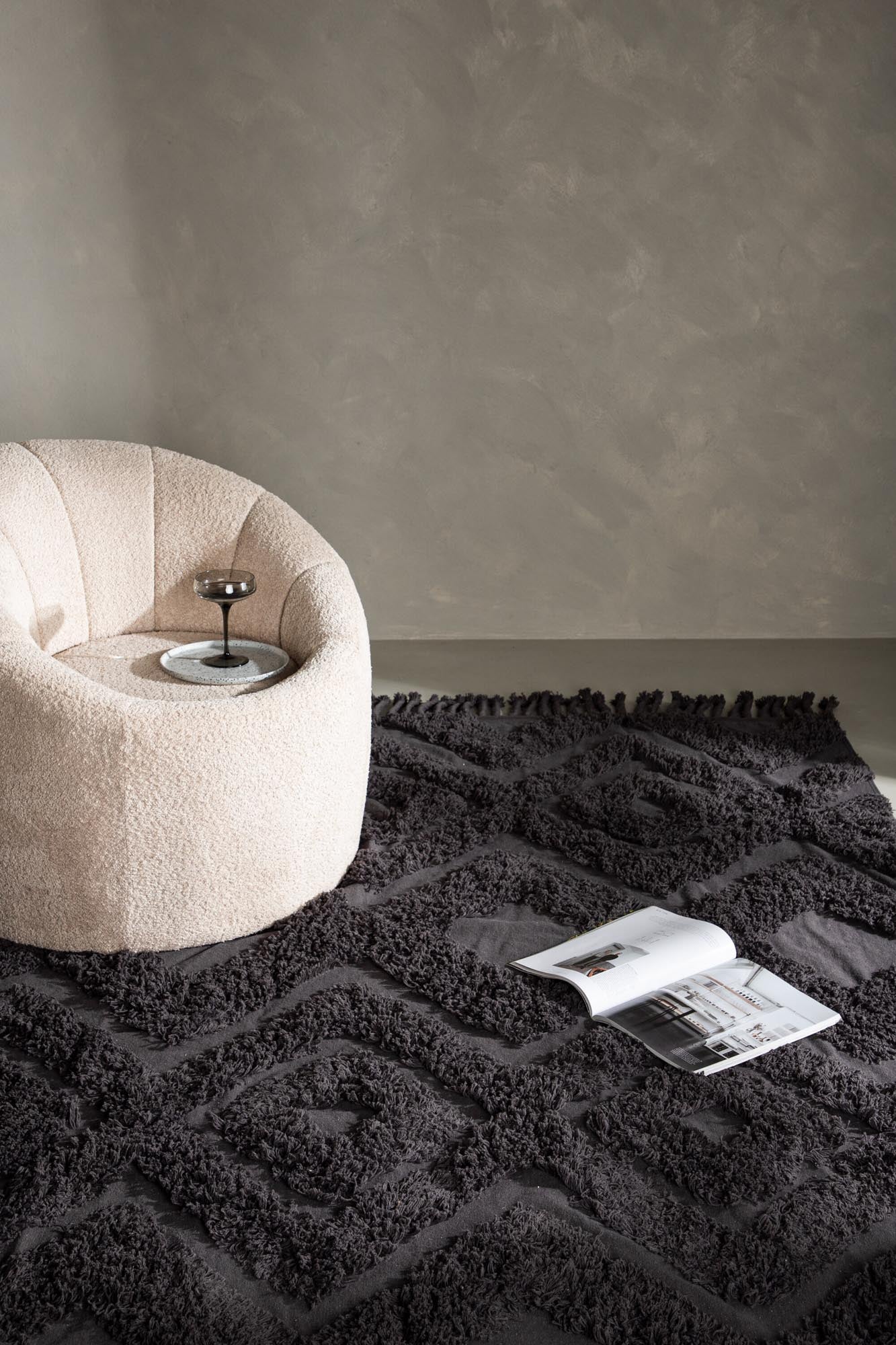 Hilma Teppich in Dunkelgrau präsentiert im Onlineshop von KAQTU Design AG. Teppich ist von Venture Home