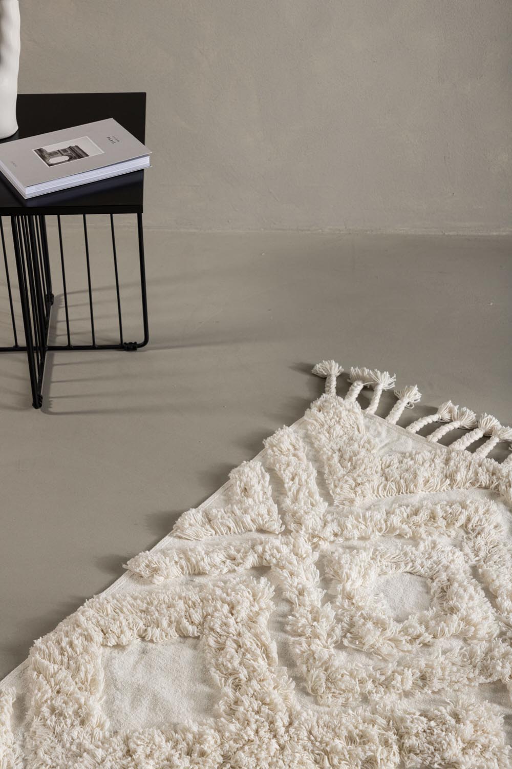 Hilma Teppich in Weiss präsentiert im Onlineshop von KAQTU Design AG. Teppich ist von Venture Home