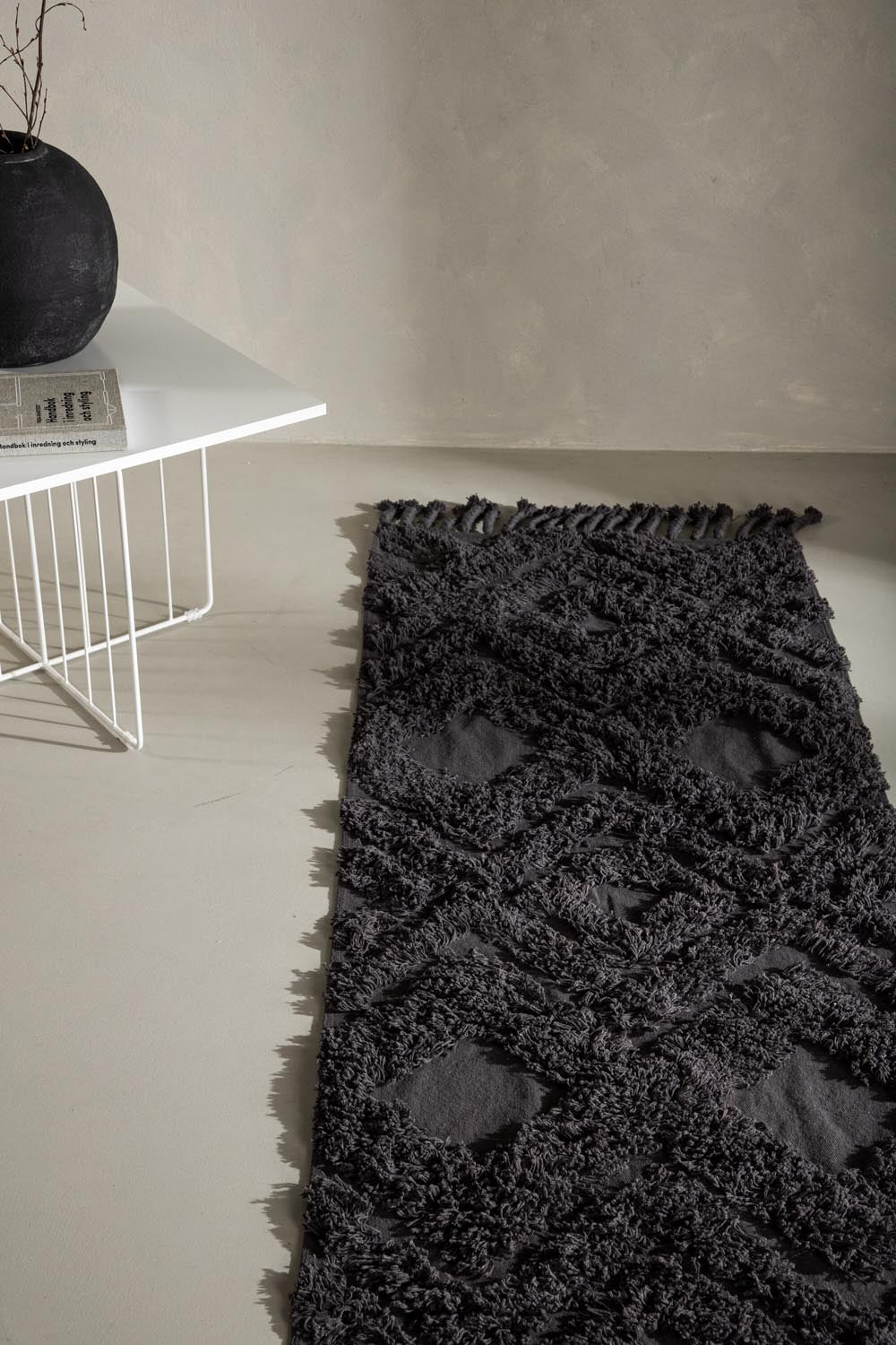 Hilma Teppich in Dunkelgrau präsentiert im Onlineshop von KAQTU Design AG. Teppich ist von Venture Home