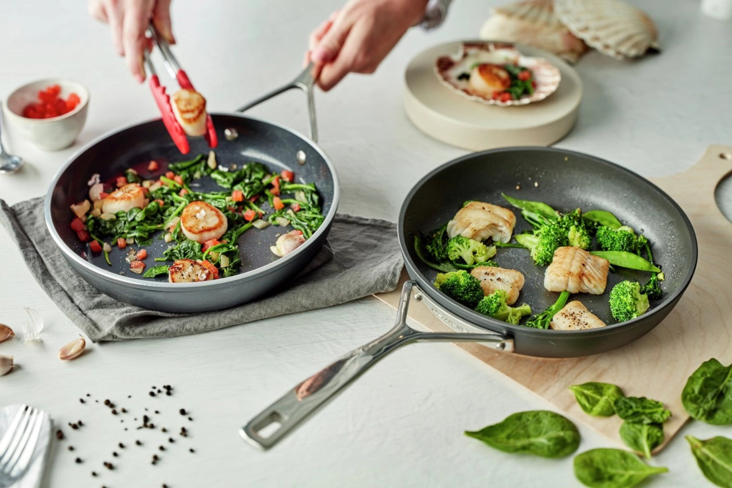 Erleben Sie die Alu Pro 5 Bratpfanne von Demeyere: Hochwertige Antihaftbeschichtung, optimale Wärmeleitung und ergonomisches Design für müheloses Kochen.