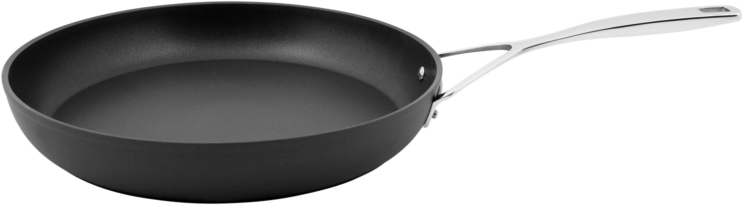 Entdecken Sie die Alu Pro 5 Bratpfanne von Demeyere: Robuste Bauweise, innovative Antihaftbeschichtung und ergonomische Griffe für perfekte Kochergebnisse.
