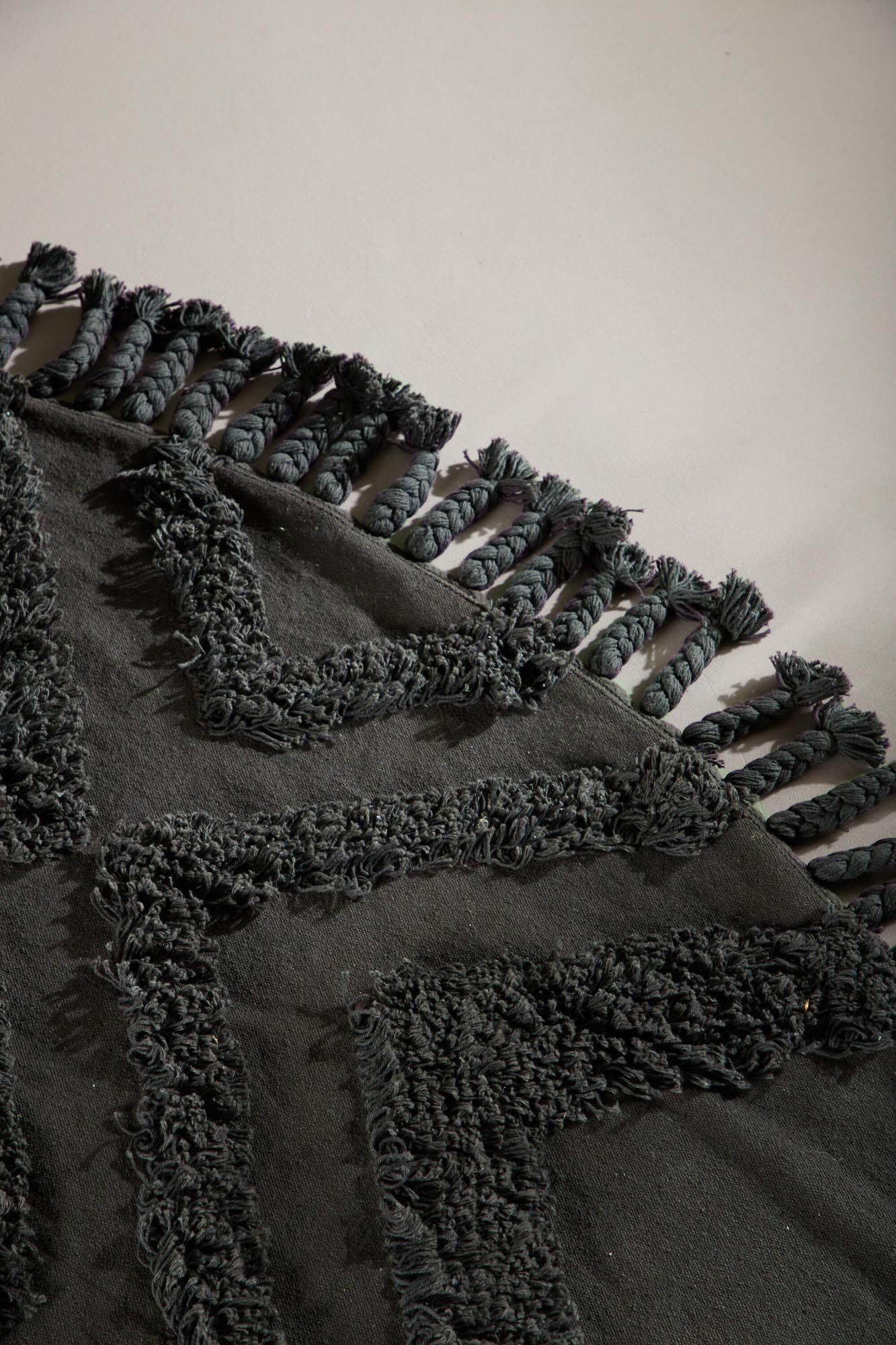 Hilma Teppich in Dunkelgrau präsentiert im Onlineshop von KAQTU Design AG. Teppich ist von Venture Home