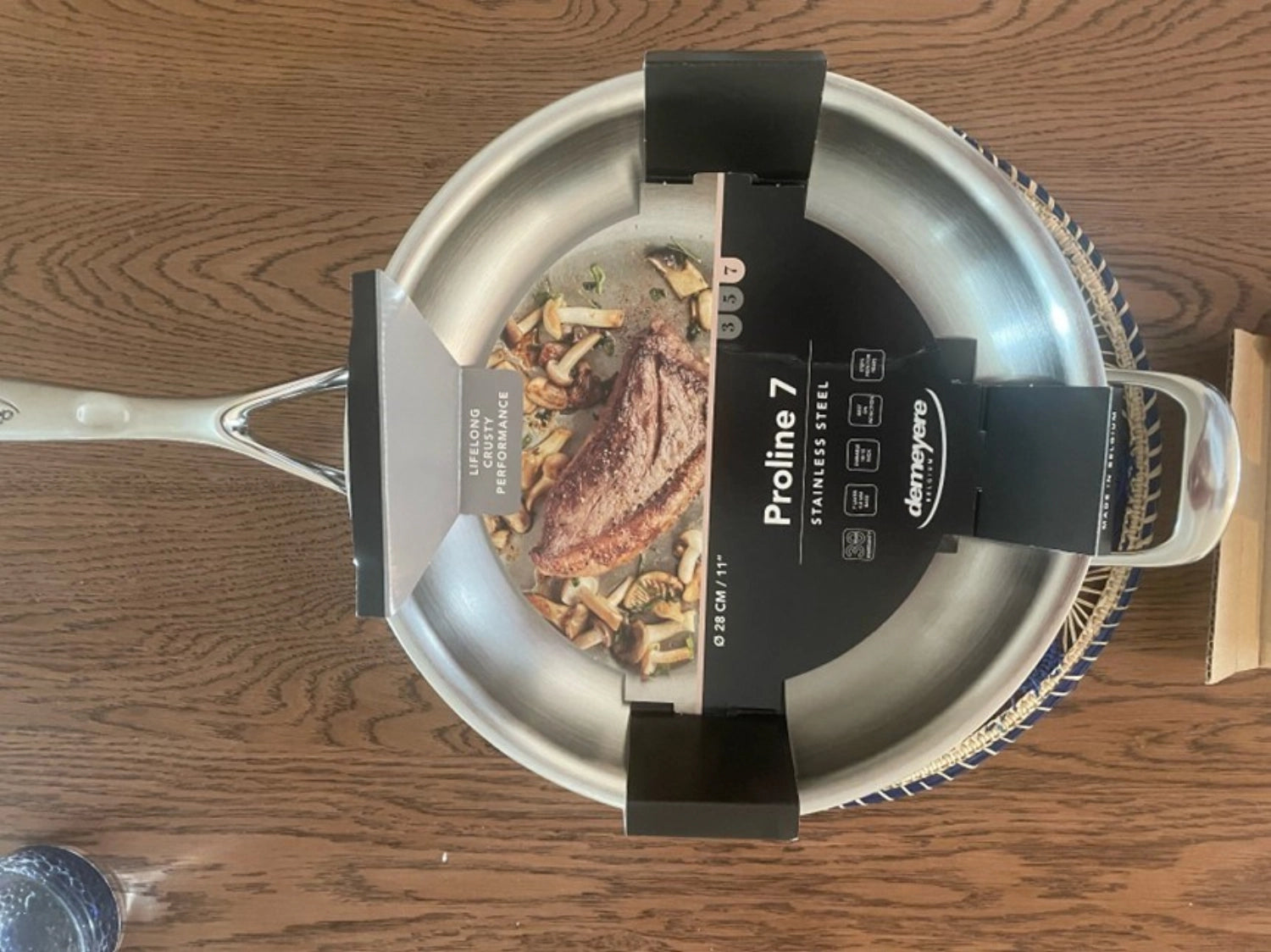 Erlebe die ATLANTIS Proline Bratpfanne von Demeyere: Robuster Edelstahl, optimale Wärmeleitung und komfortabler Griff für müheloses Braten.