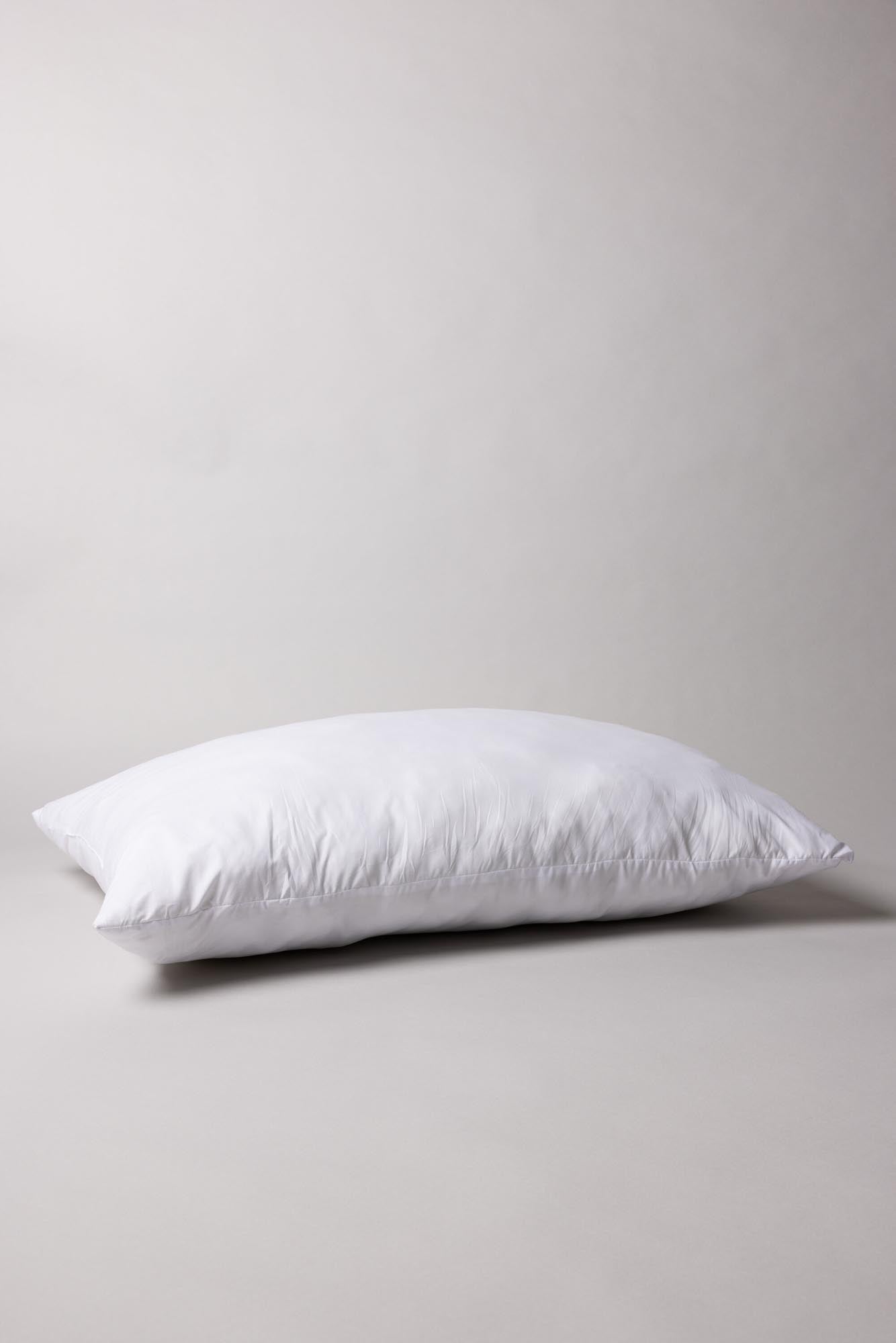 Iris Innenkissen in Weiss präsentiert im Onlineshop von KAQTU Design AG. Kissenfüllung ist von Venture Home