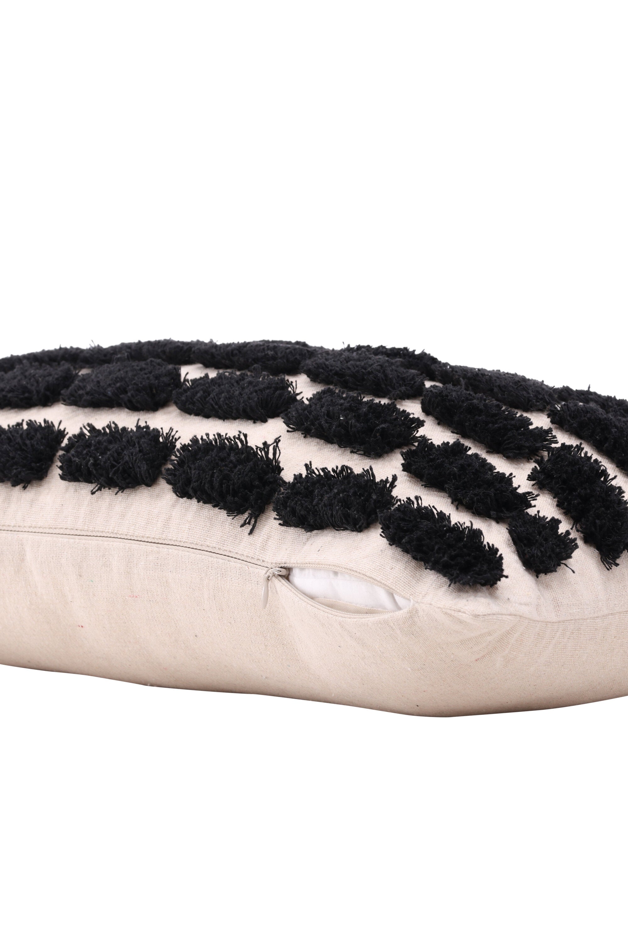 Lova Kissenbezug in Schwarz präsentiert im Onlineshop von KAQTU Design AG. Deko Kissenbezug ist von Venture Home