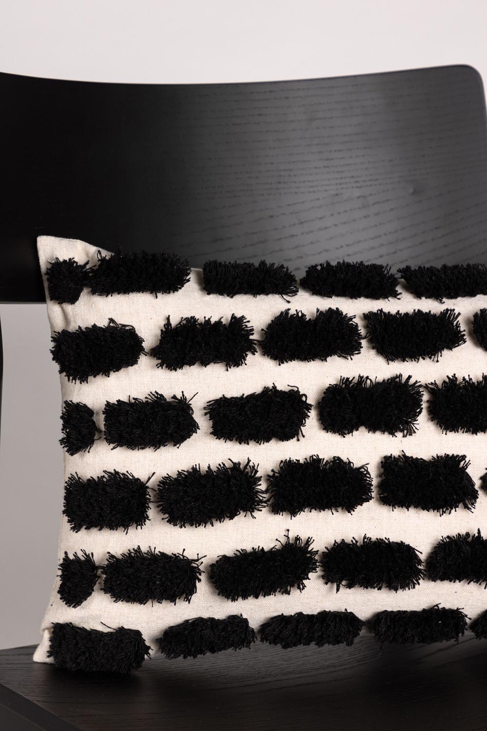 Lova Kissenbezug in Schwarz präsentiert im Onlineshop von KAQTU Design AG. Deko Kissenbezug ist von Venture Home