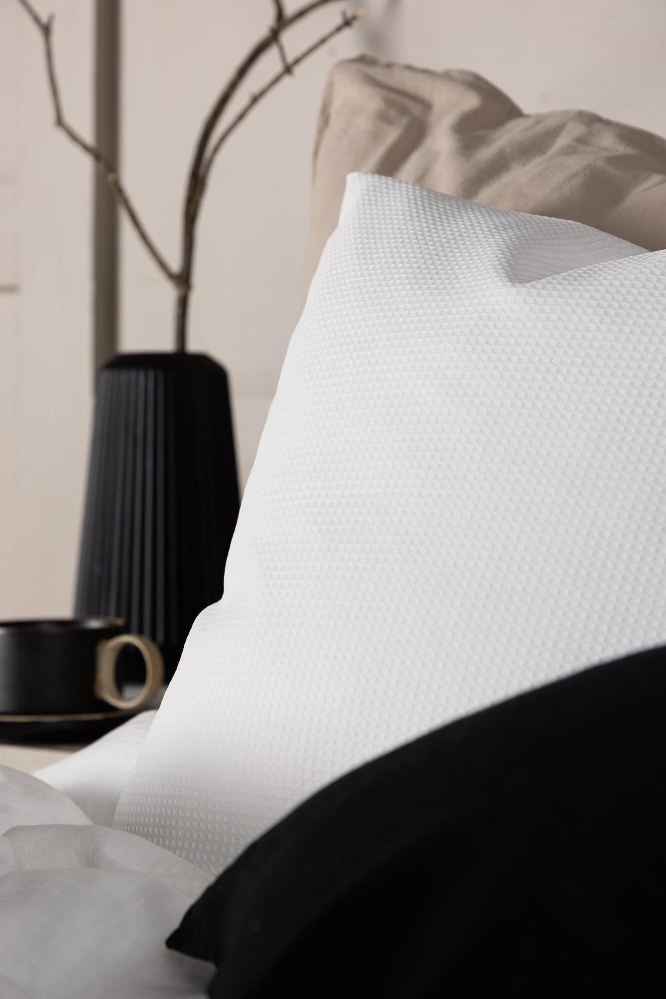 Celine Kissenbezug von Venture Home: Hochwertiger Polyester, pflegeleicht, mit Waffelstruktur für stilvolle Akzente in jedem Raum.