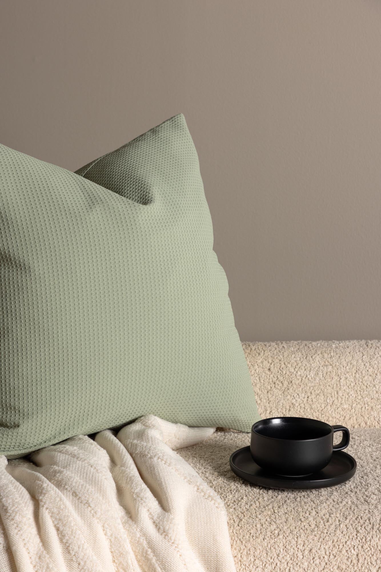 Celine Kissenbezug von Venture Home: Stilvoller Waffelstoff in Beige, langlebig und pflegeleicht – perfekter Akzent für Ihr Zuhause.