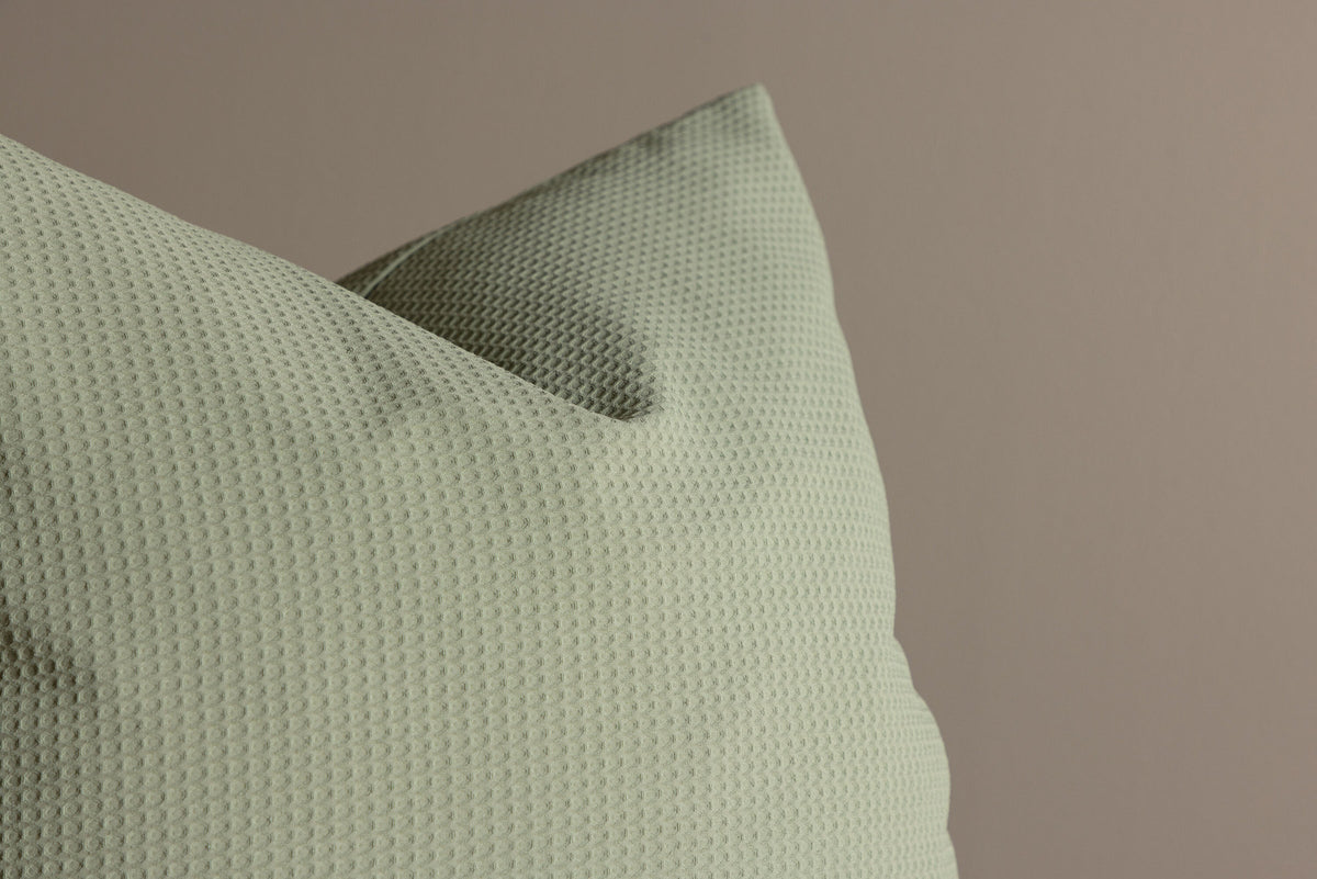 Celine Kissenbezug in Grün präsentiert im Onlineshop von KAQTU Design AG. Deko Kissenbezug ist von Venture Home