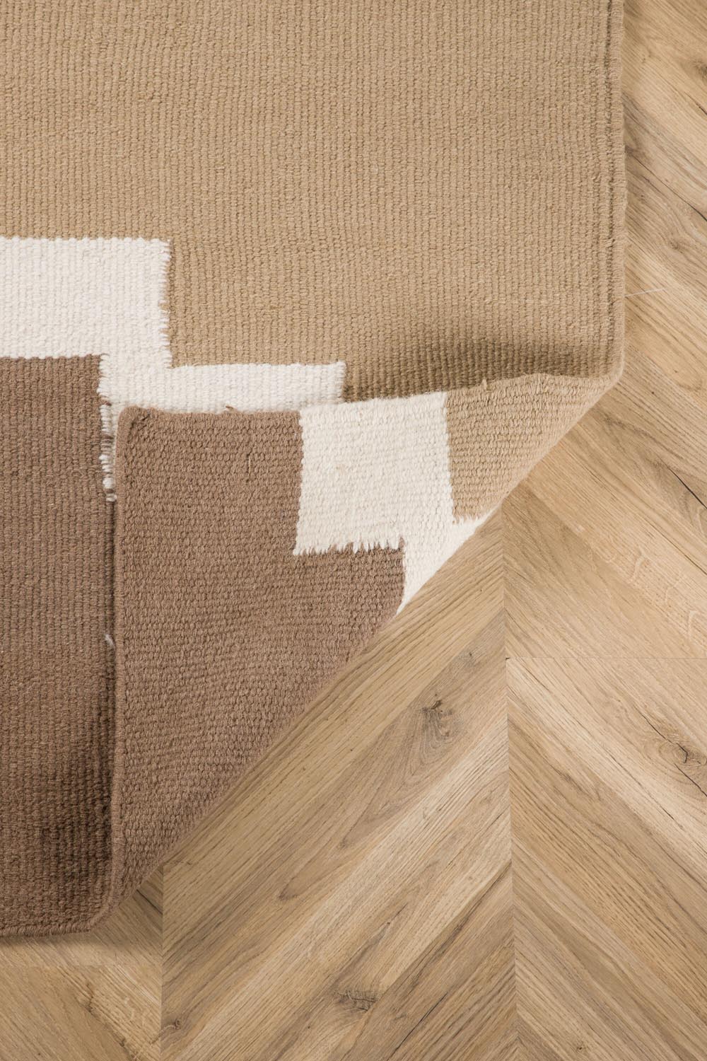 Aston Teppich in Braun präsentiert im Onlineshop von KAQTU Design AG. Teppich ist von Venture Home