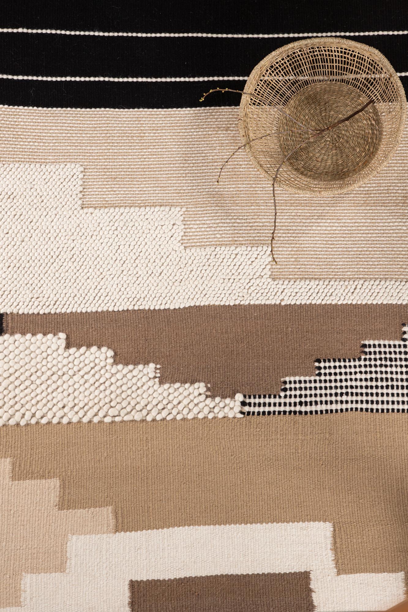 Aston Teppich: Stilvoller Wollteppich von Venture Home, 230x160 cm, modern-vintage Design in Weiss, Beige, Schwarz.