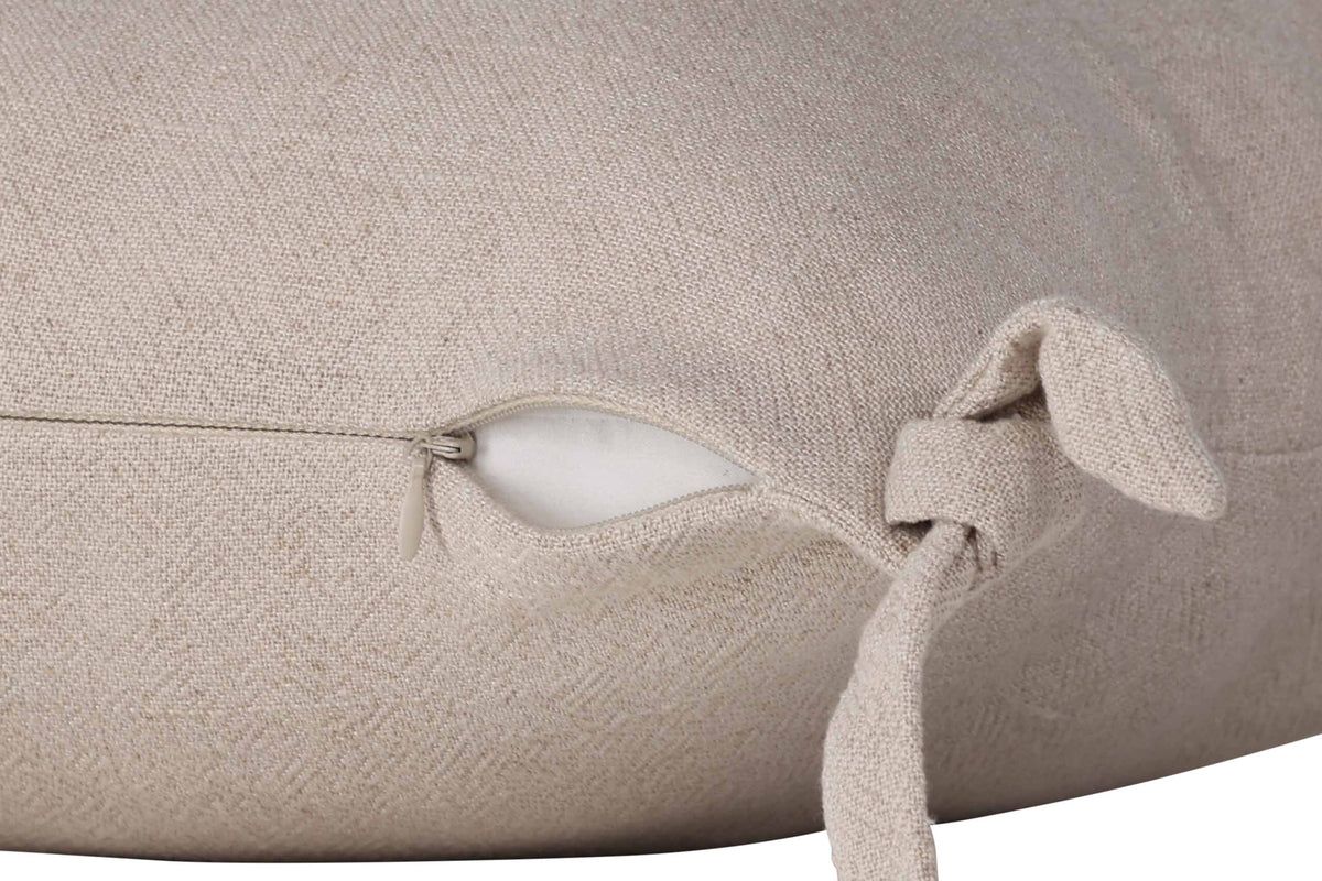 Nora Kissenbezug in Beige präsentiert im Onlineshop von KAQTU Design AG. Deko Kissenbezug ist von Venture Home