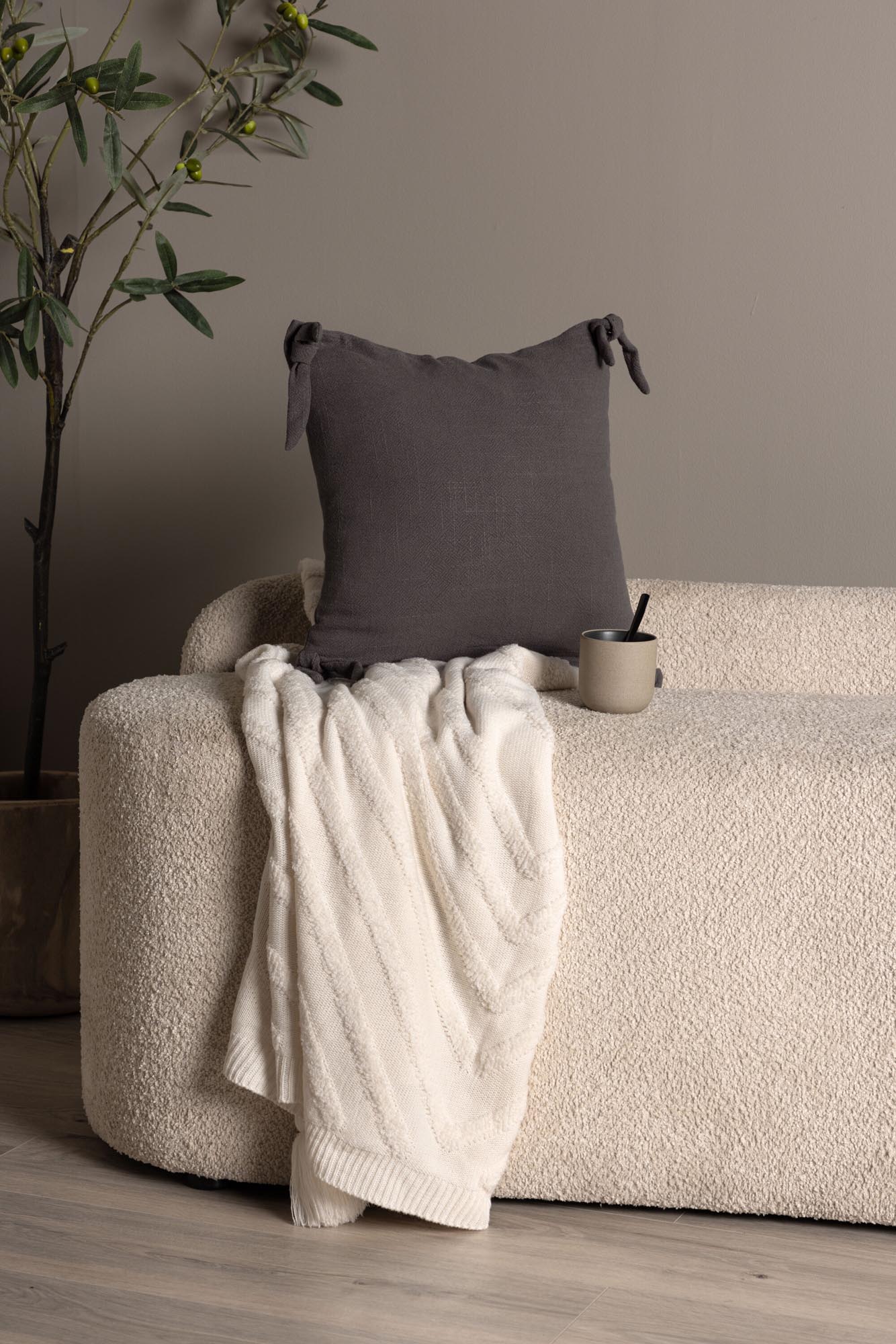 Stilvoller Nora Kissenbezug von Venture Home in warmem Beigeton, gefertigt aus hochwertiger Viskose-Leinen-Mischung für luxuriösen Komfort.