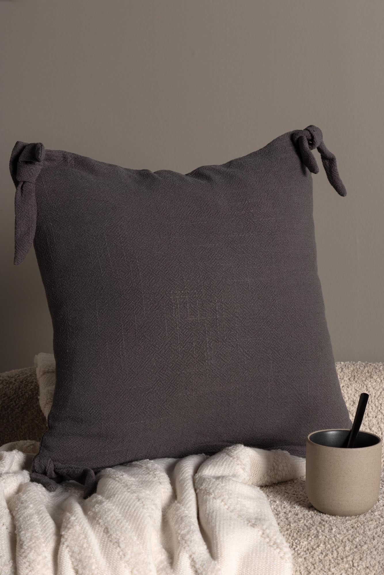 Eleganter Nora Kissenbezug von Venture Home in erdigem Beigeton, aus feiner Viskose-Leinen-Mischung für einladende Wohnatmosphäre.