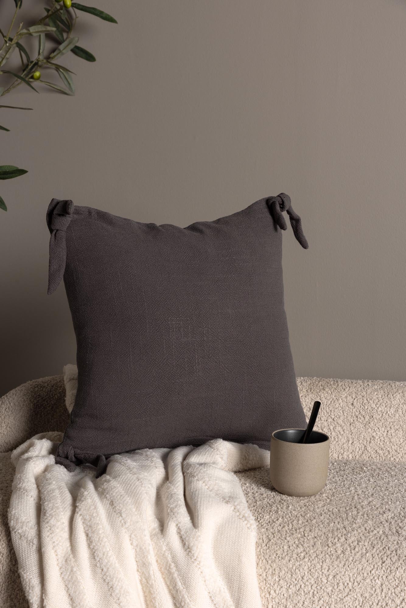 Eleganter Nora Kissenbezug von Venture Home in edlem Beige-Ton.